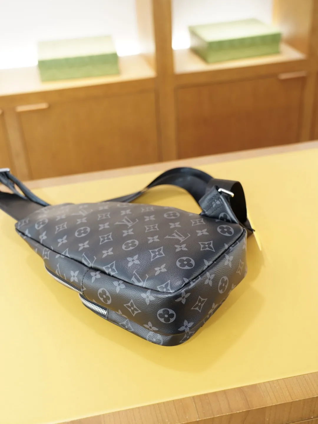 P80 🇫🇷 路易威登 官网同步 高版本 胸包 永恒不过时的标志性产品 纯原单牛皮 顶级五金制作 非市面普通版本 今年LV最爱的款式 全部实拍 实用性非常高 完全不用担心穿搭 【规格：18x30x6】