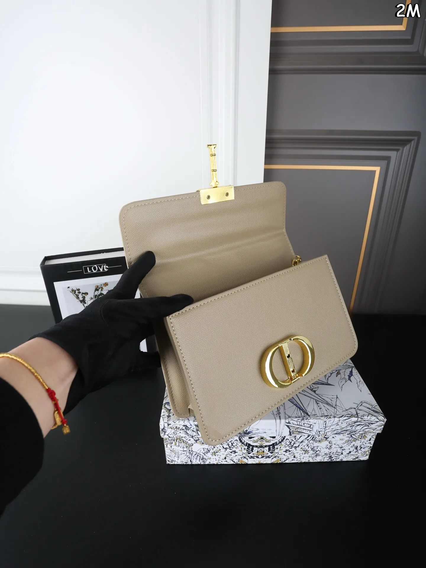 P110 天地盖 DIOR迪奥 Montaigne 蒙田包盒子包单肩斜挎包 链条款 整个包型,是以当代流行的复古风!单单Logo按扣的设计就可以单手优雅的翻盖,内里两面都带有小夹层,背面的浮雕后方还有一个大夹层,背带除了调节长短之外,还可以完全拆下来 作为手拿包使用。多变也实用, 背上它大家都要夸 自带法式复古感的蒙田经典爆款了 尺寸:25×15