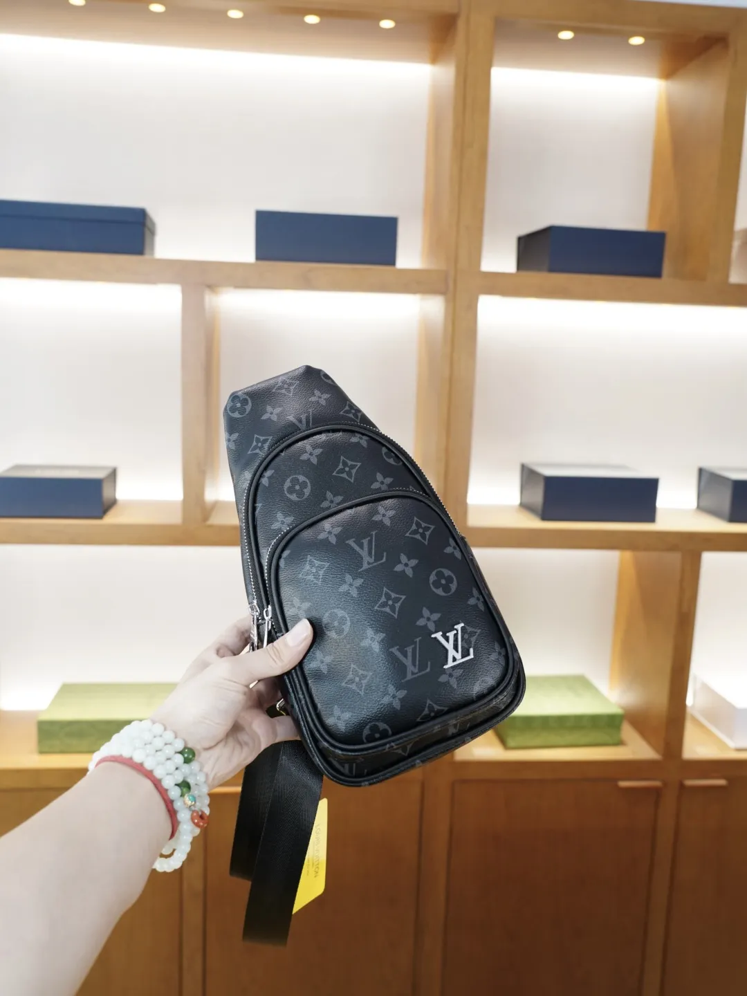 P80 🇫🇷 路易威登 官网同步 高版本 胸包 永恒不过时的标志性产品 纯原单牛皮 顶级五金制作 非市面普通版本 今年LV最爱的款式 全部实拍 实用性非常高 完全不用担心穿搭 【规格:18x30x6】