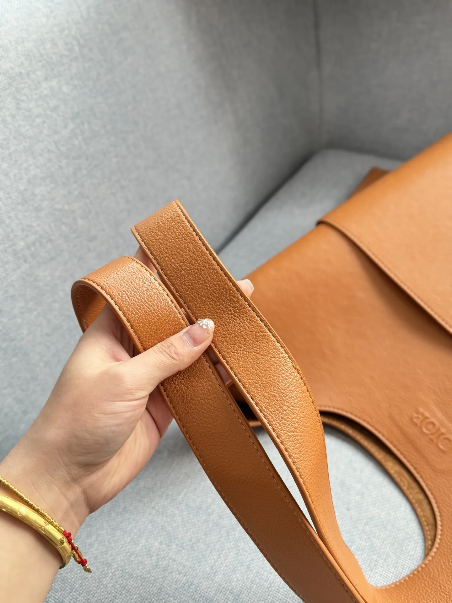 💰205 size：41&times;33 DIOR迪奥 Priv&eacute; 腋下包 托特包Tote包购物袋 手提包 细腻高级的小牛皮材质 每一次触碰都能感受到这款包的价值 低调的设计，高级男包该有的私密奢华 足够大的容量，型男通勤绝配 配了同色的拉链手袋存放私密物件 内侧是若隐若现的DIOR老花压纹，彰显质感