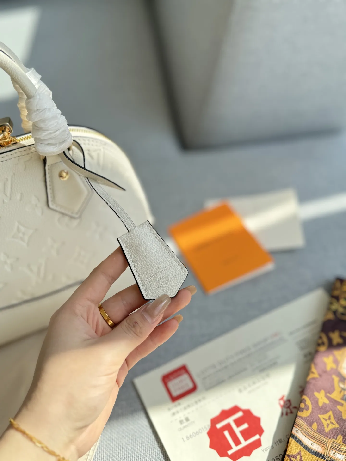 💰185 全套礼盒 size:24×18 LV NÉO Alma BB 压纹 贝壳包手提包 LV贝壳包超级经典的一款了,永远不会过时的那种! 容量也很充足,主要是这个贝壳样子的设计太挫我啦! 柔软的感觉内里层与鲜明的颜色。这款休闲包非常轻薄,全皮压花贝壳包内部空间宽敞,携带方式多样,是最理想的日常包。