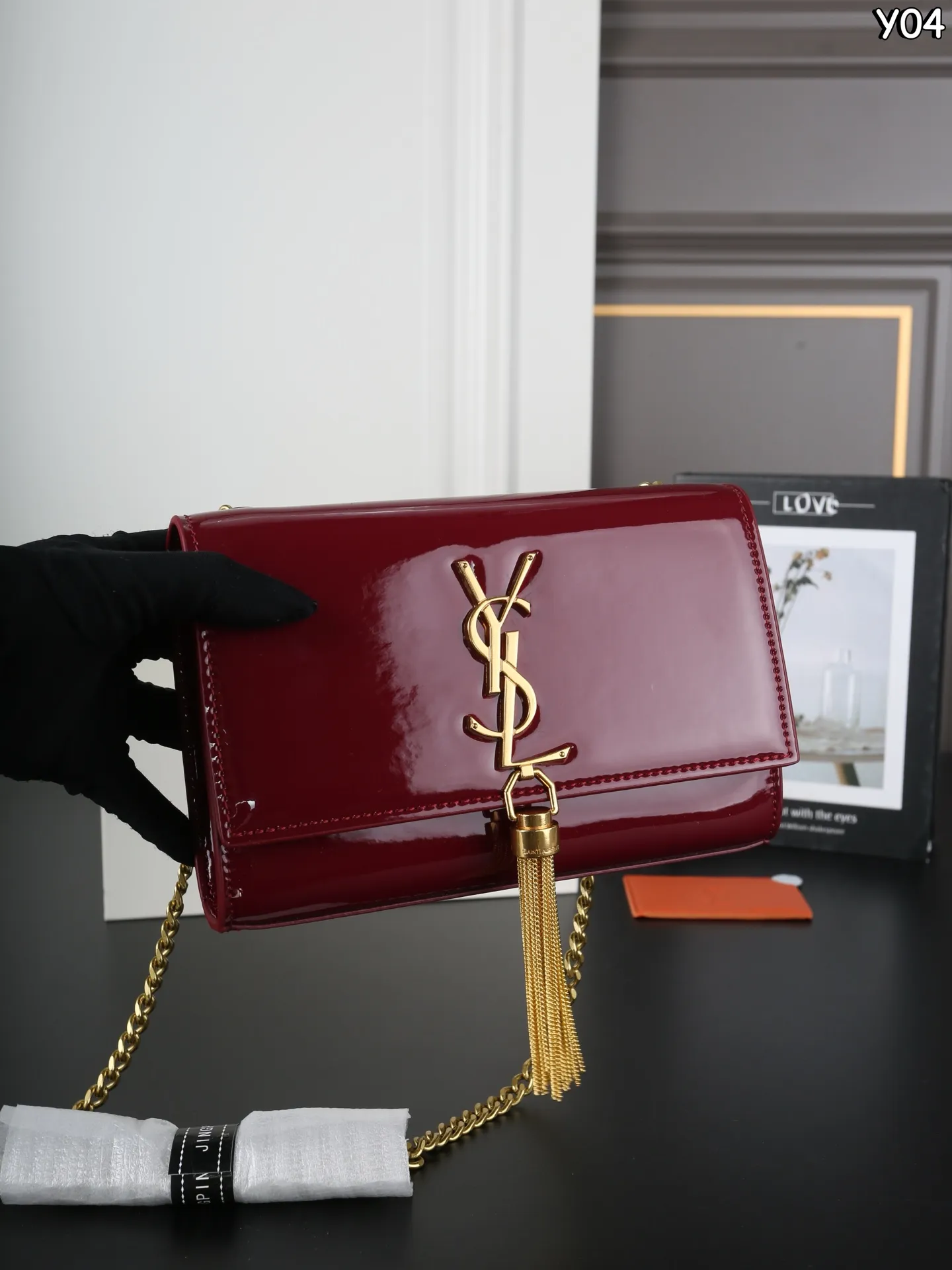 P150 全套礼盒 圣罗兰 YSL KATE 漆皮 流苏包链条单肩斜挎包 流苏超复古 满满的高级感 特别是流苏的材质，简直不要太好了！很有沉度的 经典流苏Kate也太🉑了吧‼️ 漆皮耐磨耐用，链条可随意调节变换背法，既可斜背又可腋下，更是完美晚宴包！ 尺寸：20&times;13