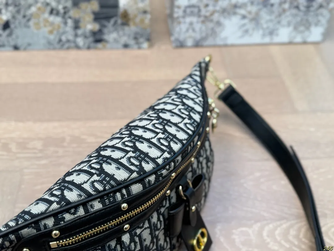 ¥120配盒 迪奥Dior最新款腰包胸包 这款腰包太好看啦,特别百搭时尚 很绝,单肩也很好看!必须入手呀! 尺寸:31 17