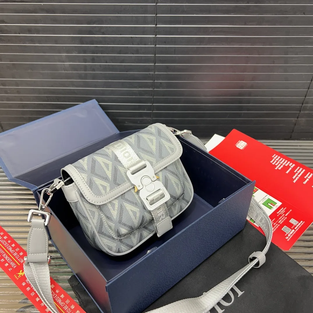 P145 DIOR 迪奥 Hit The Road 帆布拼光滑牛皮革 手拿单肩斜挎包 邮差 男包斜挎包男士翻盖单肩马鞍 男女通用 明星单品 采用精湛镶嵌细工，经典百搭 实物拍摄 原厂原版面料 配送防尘袋 11 x 20 cm。