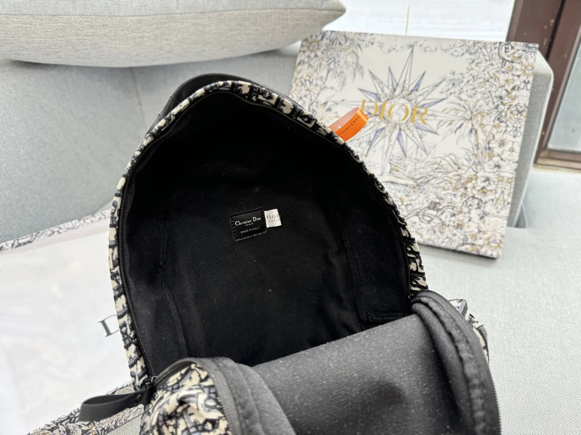 💰135 天地盖 size：30&times;40 DIOR迪奥 Rider 书包背包双肩包 经典Oblique提花帆布+皮革饰边，低调奢华超有辨识度! 通勤or短途出行都很OK。 舒适又时髦。 日常使用超省心。时尚与实用兼备，出门必备!