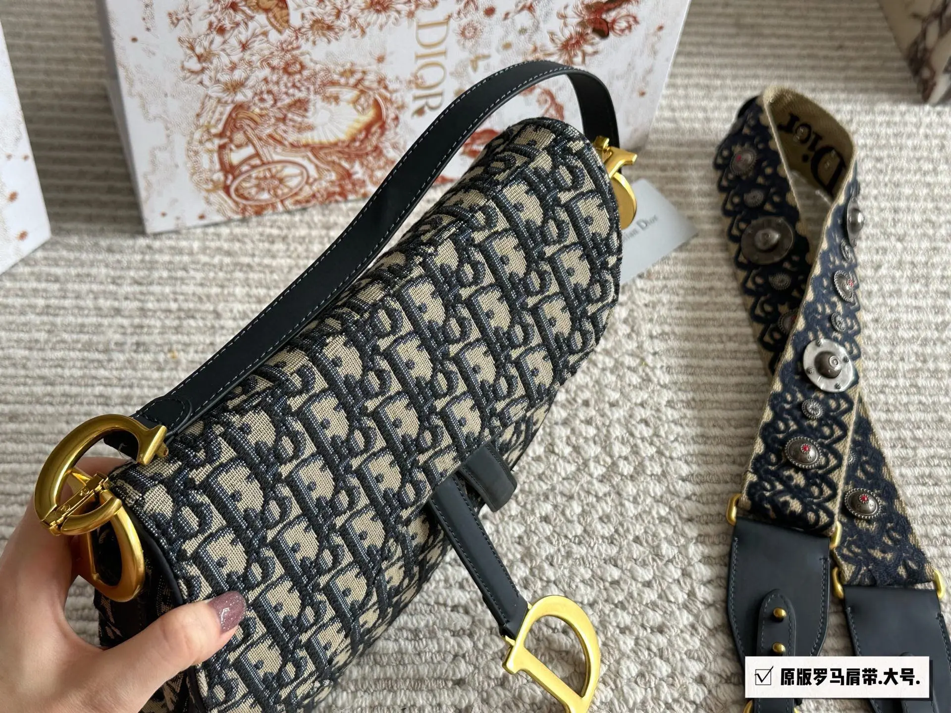 💰200、175 配盒（罗马肩带） 尺寸：25cm*20cm（大） 18cm*15cm（小） 升级版出货 ✅ D家 老花马鞍包 配深蓝色牛皮长肩带 搜索🔍Dior 迪奥