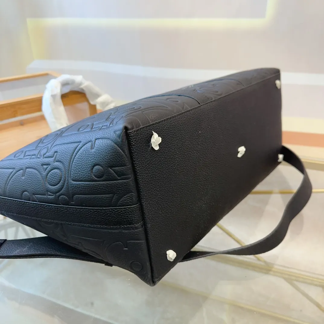 P280 DIOR 迪奥 Weekender 40 可调节可拆卸肩带拉链开合 Gravity印花效果粒面牛皮 牛皮公文包包 电脑包 手提包 采用精湛镶嵌细工,经典百搭 实物拍摄 原厂原版面料 配送防尘袋 34 x 55cm