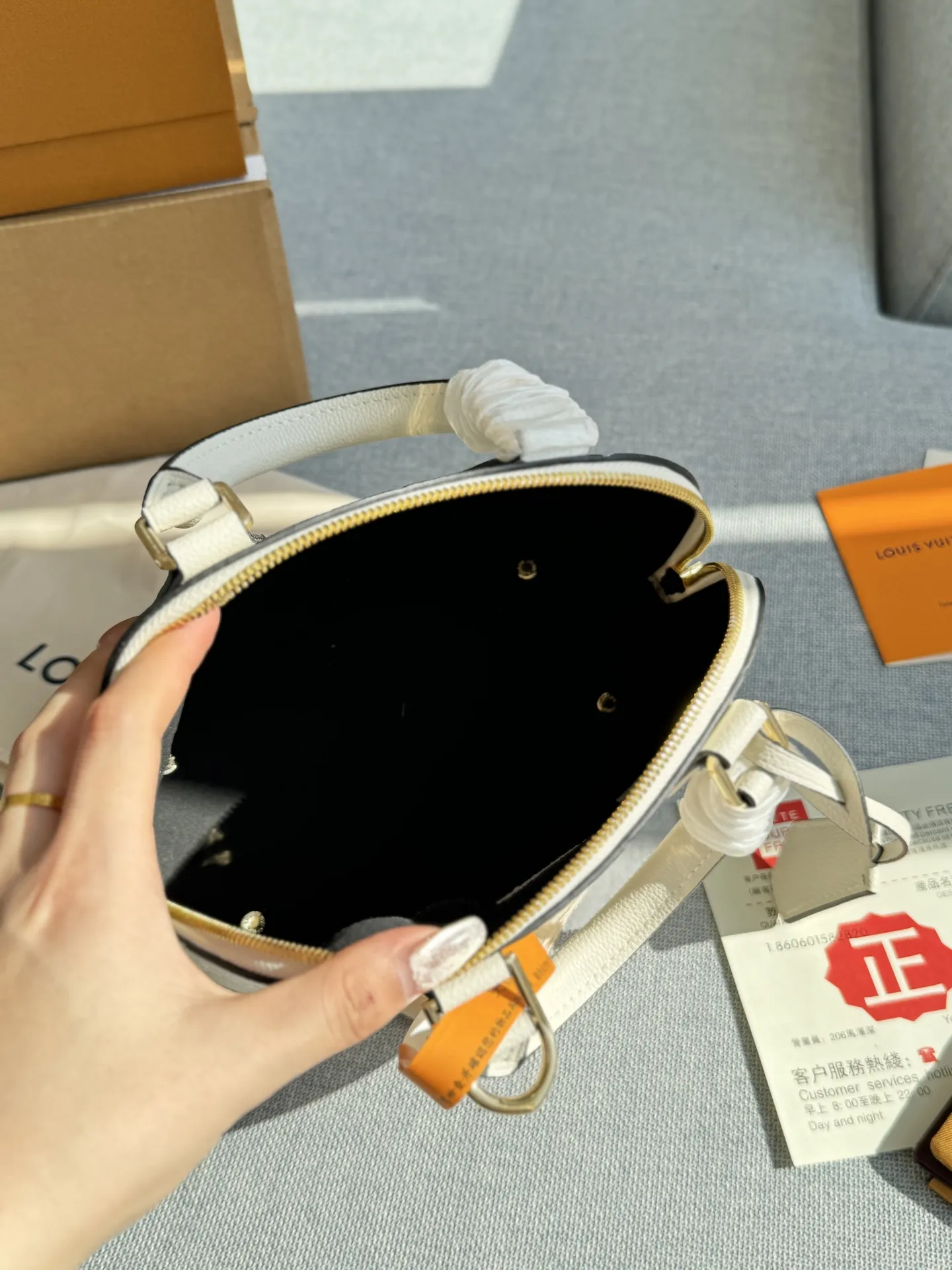 💰185 全套礼盒 size：24&times;18 LV N&Eacute;O Alma BB 压纹 贝壳包手提包 LV贝壳包超级经典的一款了，永远不会过时的那种! 容量也很充足，主要是这个贝壳样子的设计太挫我啦! 柔软的感觉内里层与鲜明的颜色。这款休闲包非常轻薄，全皮压花贝壳包内部空间宽敞，携带方式多样，是最理想的日常包。