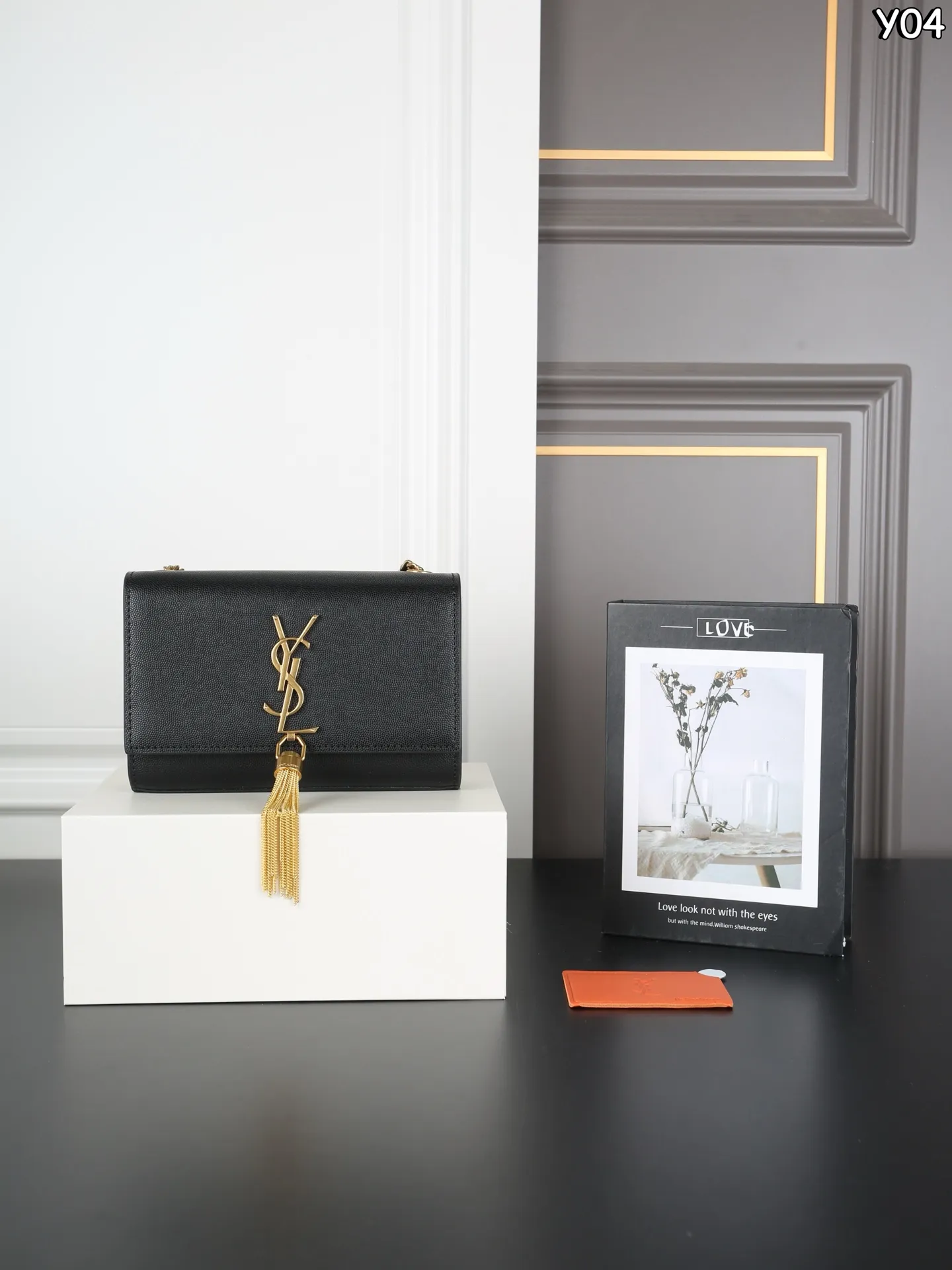 P160 全套礼盒 圣罗兰 YSL KATE 鱼子酱 流苏包链条单肩斜挎包 流苏超复古 满满的高级感 特别是流苏的材质，简直不要太好了！很有沉度的 经典流苏Kate也太🉑了吧‼️ 粒面牛皮耐磨耐用，链条可随意调节变换背法，既可斜背又可腋下，更是完美晚宴包！ 尺寸：20&times;13