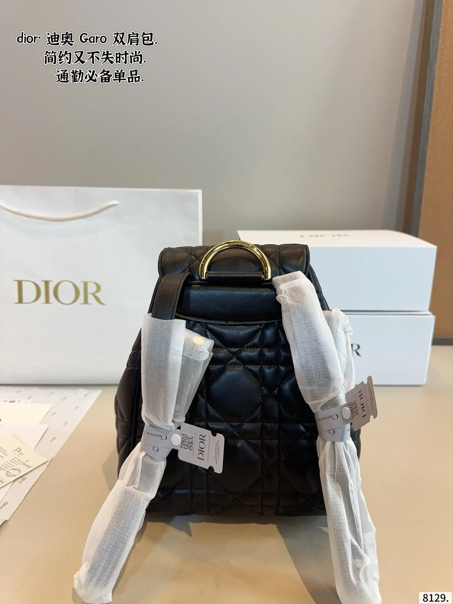 p215p205配礼盒🎁 D家 迪奥新款 caro 双肩包. 又酷又甜的双肩包. 出門随手一拎就很好看 Dior新品真的太戳我拉 CEST DIOR出场就是王炸! 这个小水桶太太太有设计感拉 这种容量非常感人 一直焊死在身上的水桶尺寸:22*10*27/17*7*18cm