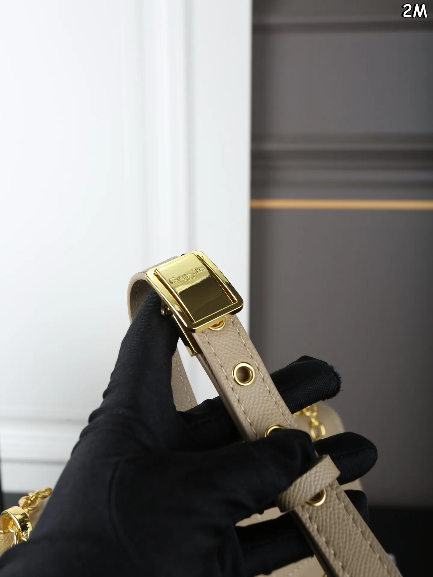 P110 天地盖 DIOR迪奥 Montaigne 蒙田包盒子包单肩斜挎包 链条款 整个包型,是以当代流行的复古风!单单Logo按扣的设计就可以单手优雅的翻盖,内里两面都带有小夹层,背面的浮雕后方还有一个大夹层,背带除了调节长短之外,还可以完全拆下来 作为手拿包使用。多变也实用, 背上它大家都要夸 自带法式复古感的蒙田经典爆款了 尺寸:25×15