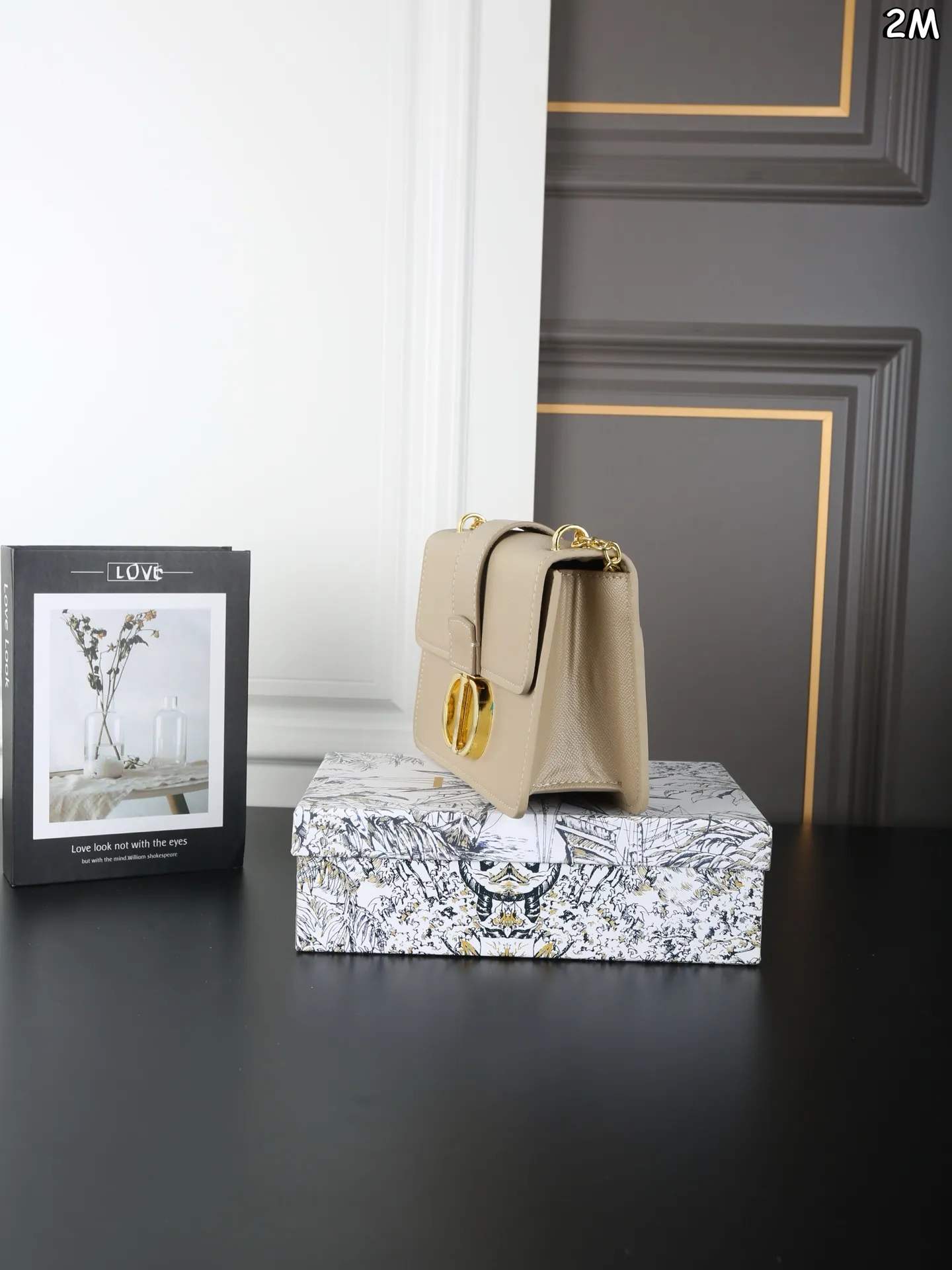 P110 天地盖 DIOR迪奥 Montaigne 蒙田包盒子包单肩斜挎包 链条款 整个包型，是以当代流行的复古风！单单Logo按扣的设计就可以单手优雅的翻盖，内里两面都带有小夹层，背面的浮雕后方还有一个大夹层，背带除了调节长短之外，还可以完全拆下来 作为手拿包使用。多变也实用， 背上它大家都要夸 自带法式复古感的蒙田经典爆款了 尺寸：25&times;15