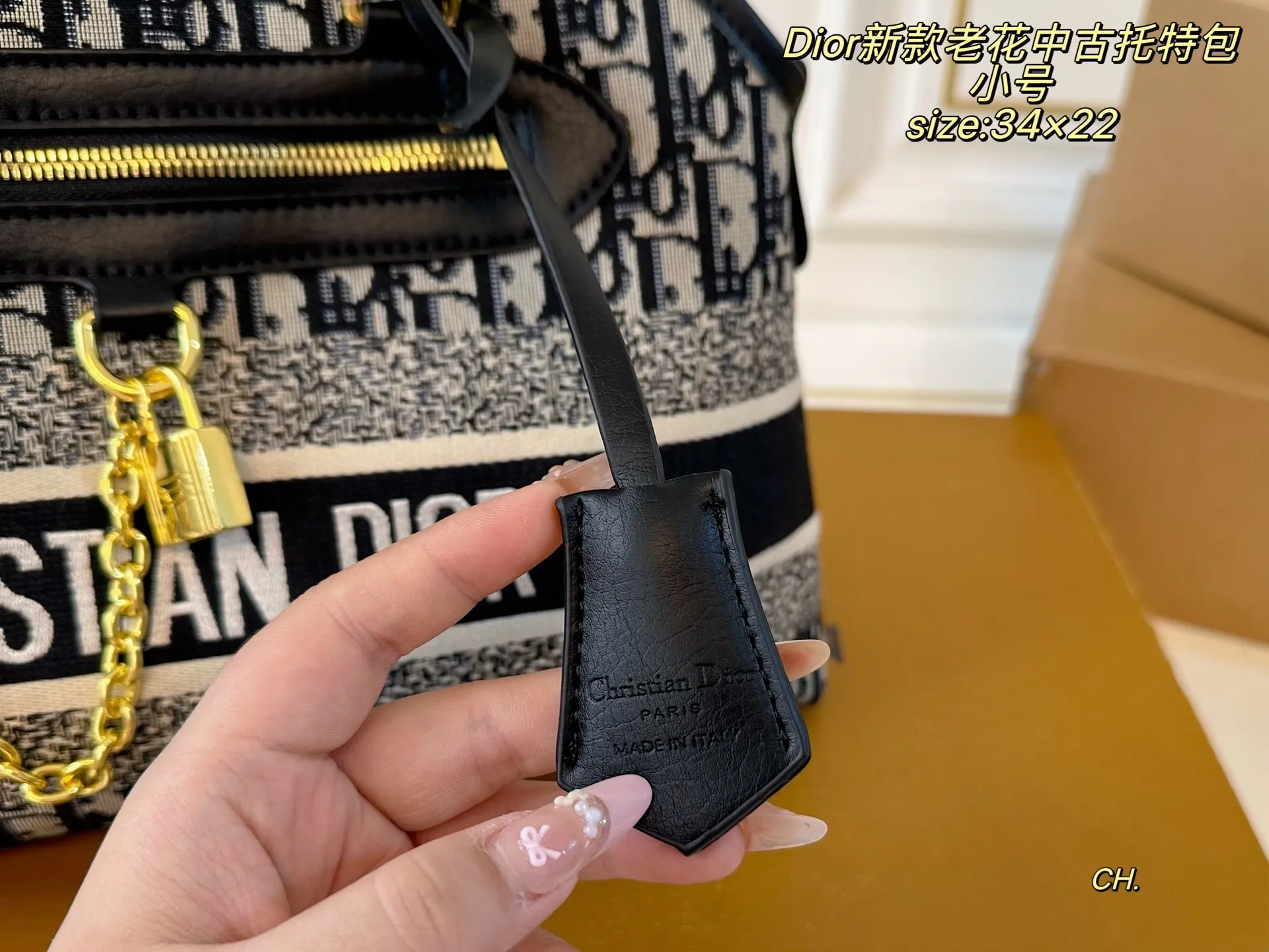 P155小号（无盒） size：34&times;22小号 Dior迪奥新款老花中古托特包💕 老花设计，辨识度超高～ 配长肩带 🉑斜挎🉑手提✔️ 随意搭配，时尚而实用的小众款式✅