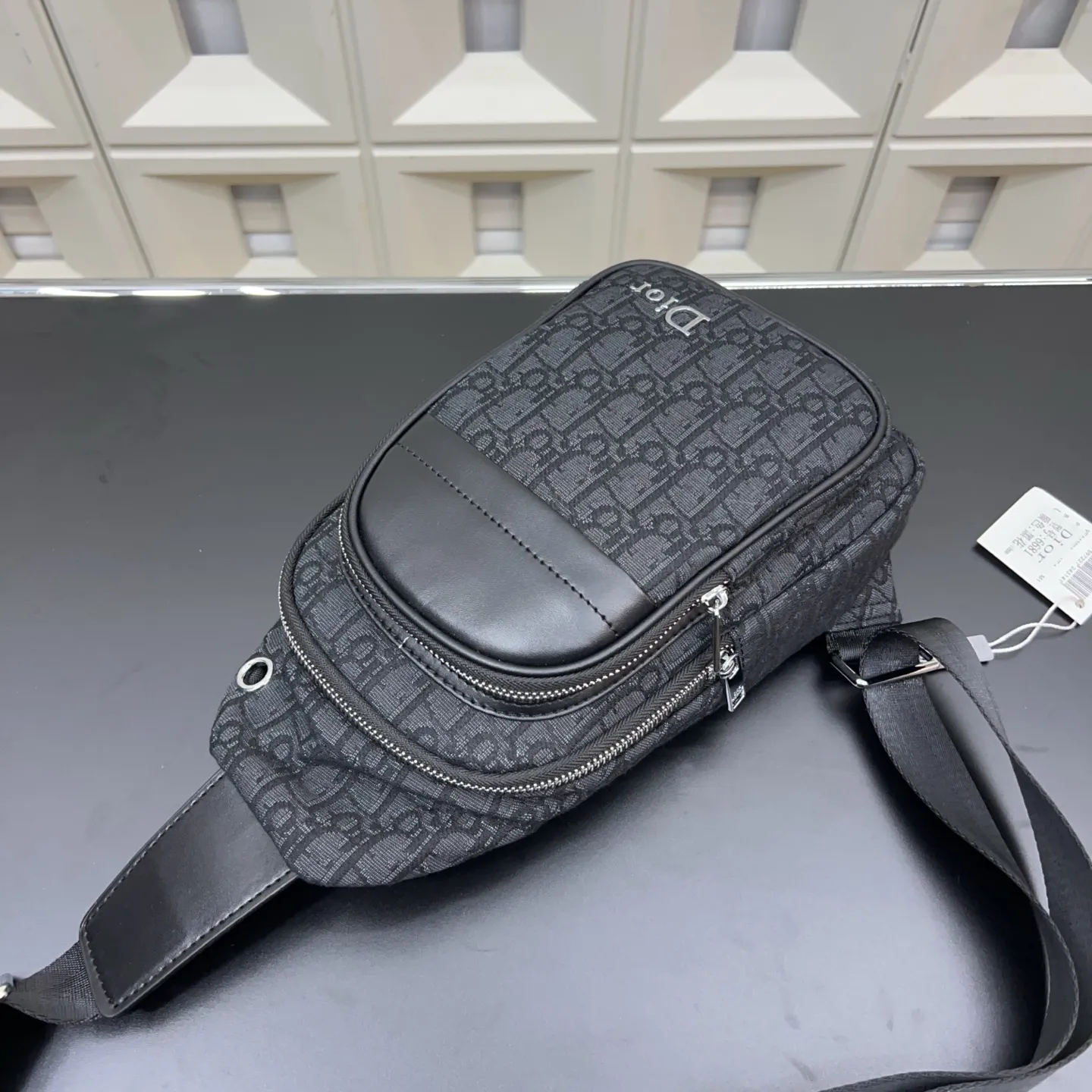 P80 Dior 迪奥 CD胸包 牛仔布 斜挎单肩背包 实物拍摄 原厂原版面料 配送防尘袋 28 x 17 cm。