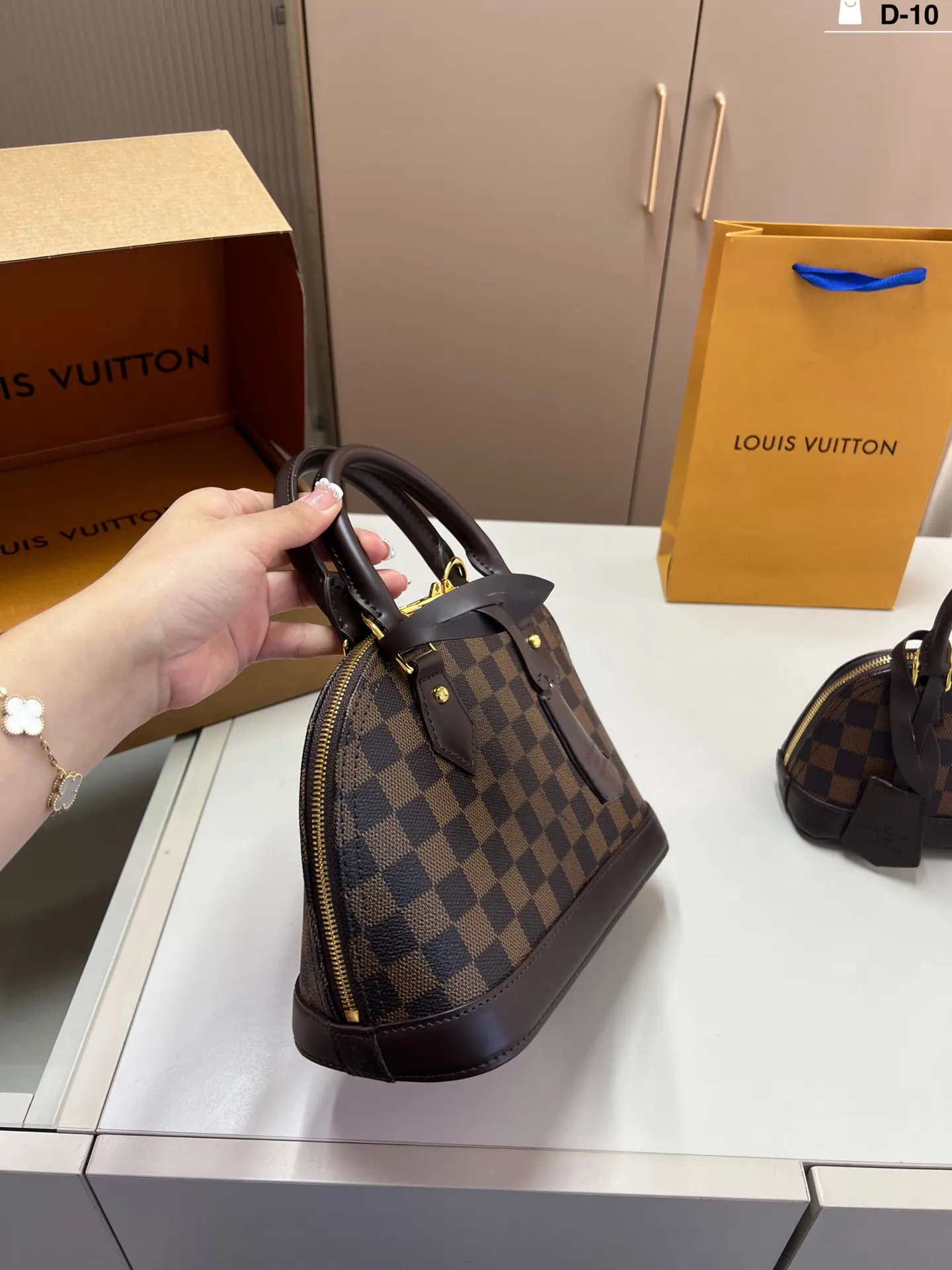 大💰p145 LV/ 路易威登 贝壳包 手感超级好 搭配起来超级美腻 超级推荐 走秀款同步 人手一只。 D-10尺寸25×19/19×13折叠盒