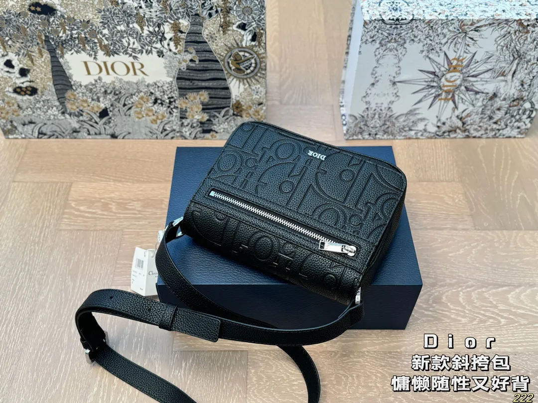&yen;150配盒 迪奥 Dior斜挎包 属于是一看就看上的类型 这款包是男包 但是男生女生都可以背 非常的百搭 可以适用于正式、休闲的场合 真的让我无法抗拒 尺寸21 16