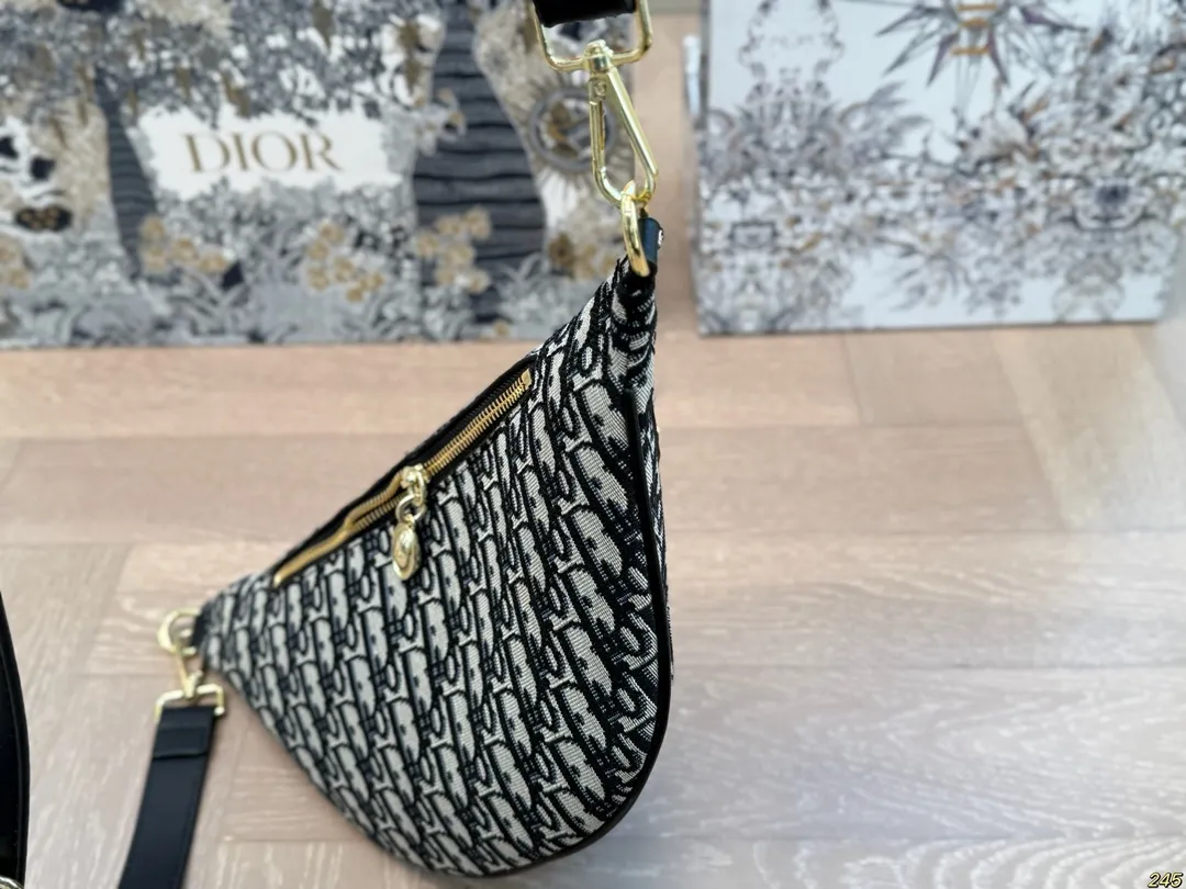 ¥120配盒 迪奥Dior最新款腰包胸包 这款腰包太好看啦,特别百搭时尚 很绝,单肩也很好看!必须入手呀! 尺寸:31 17