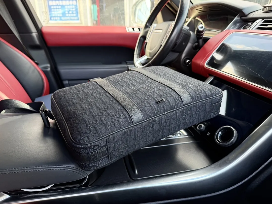 p245 牛皮版 📷高端货‼️ 新款 &ldquo; DIOR &rdquo;迪奥公文包💼 DIOR迪奥 OBLIQUE 印花Logo拆卸的皮革肩带 棉 单肩斜挎手提公文包 dior迪奥牛皮公文包 男款 黑色进口原厂面料🐂高清五金logo标志、专用里内里。顺滑拉链、油边平滑、做工精致每个细节到位！男人必备款。规格：38x28x6cm 配折叠礼盒🎁