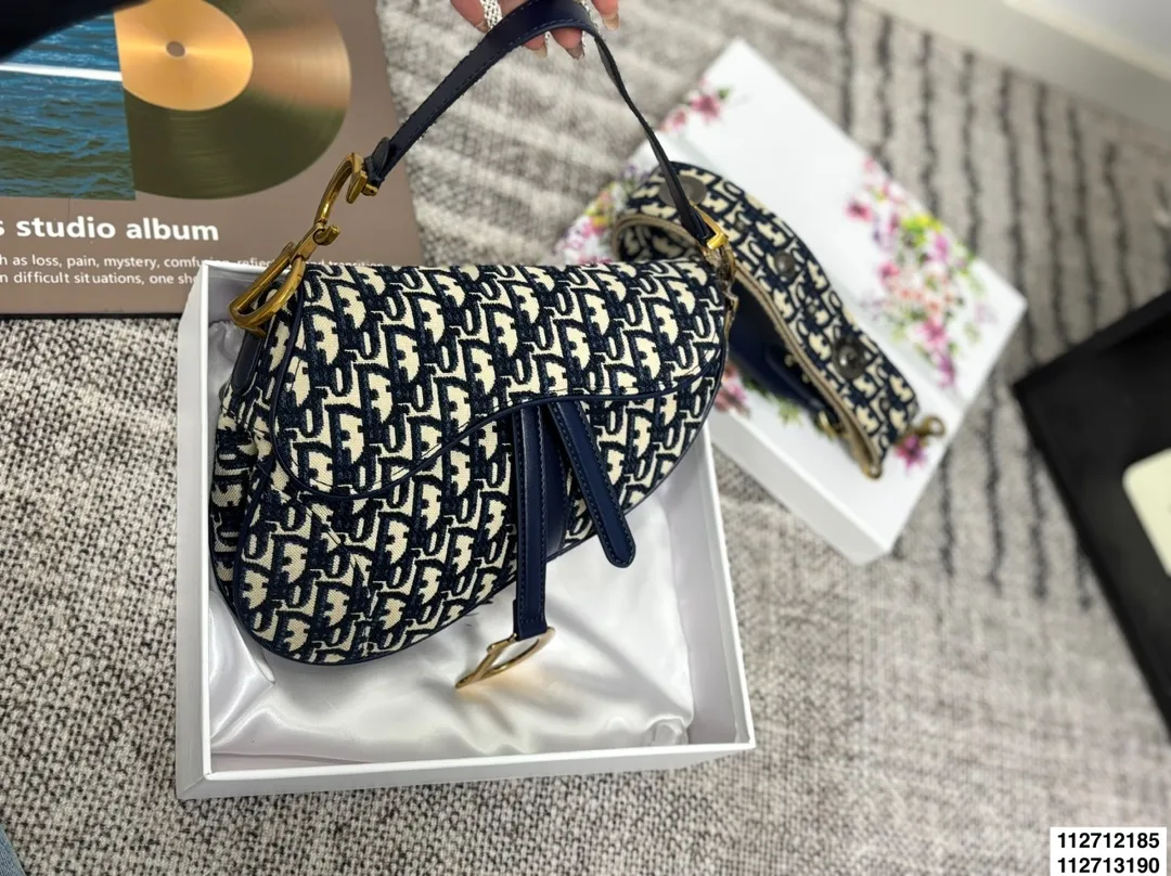 p135大号 配折叠盒 p130小号 配折叠盒 尺寸：25cm*20cm（大） 18cm*15cm（小） 升级版出货 ✅ 迪奥 老花马鞍包 配宽肩带