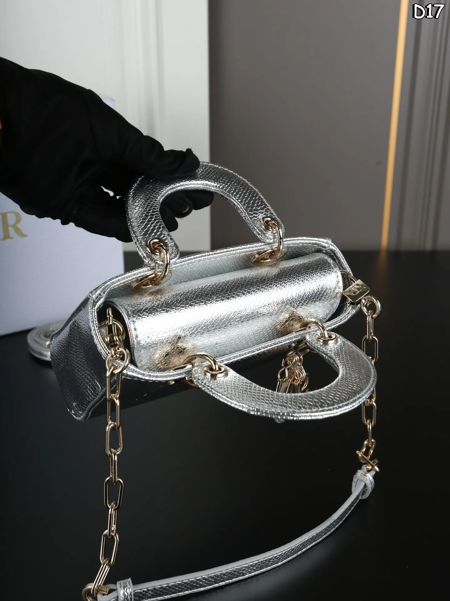 大P190 折叠盒 小P160 折叠盒 DIOR迪奥 Lady D-JOY 蜥蜴纹 横版戴妃包单肩斜挎手提包 酷girl也能背的🖤Dior蜥蜴皮🦎金属感戴妃❗️ 独特的稀有蜥蜴皮🦎质感超好 金属感⛓️的香槟色和银色 搭配深色上衣和牛仔裤街头感满满 时髦高级酷女孩必备🕶️ 尺寸：21&times;11/17&times;10