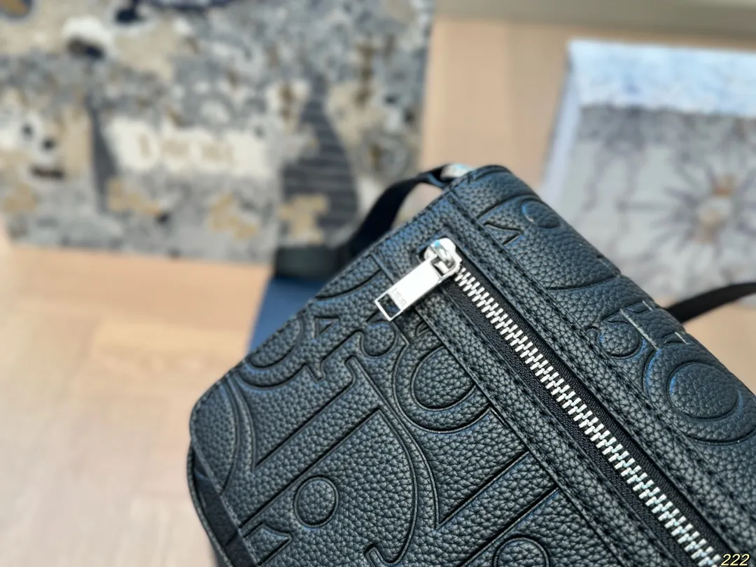 &yen;150配盒 迪奥 Dior斜挎包 属于是一看就看上的类型 这款包是男包 但是男生女生都可以背 非常的百搭 可以适用于正式、休闲的场合 真的让我无法抗拒 尺寸21 16