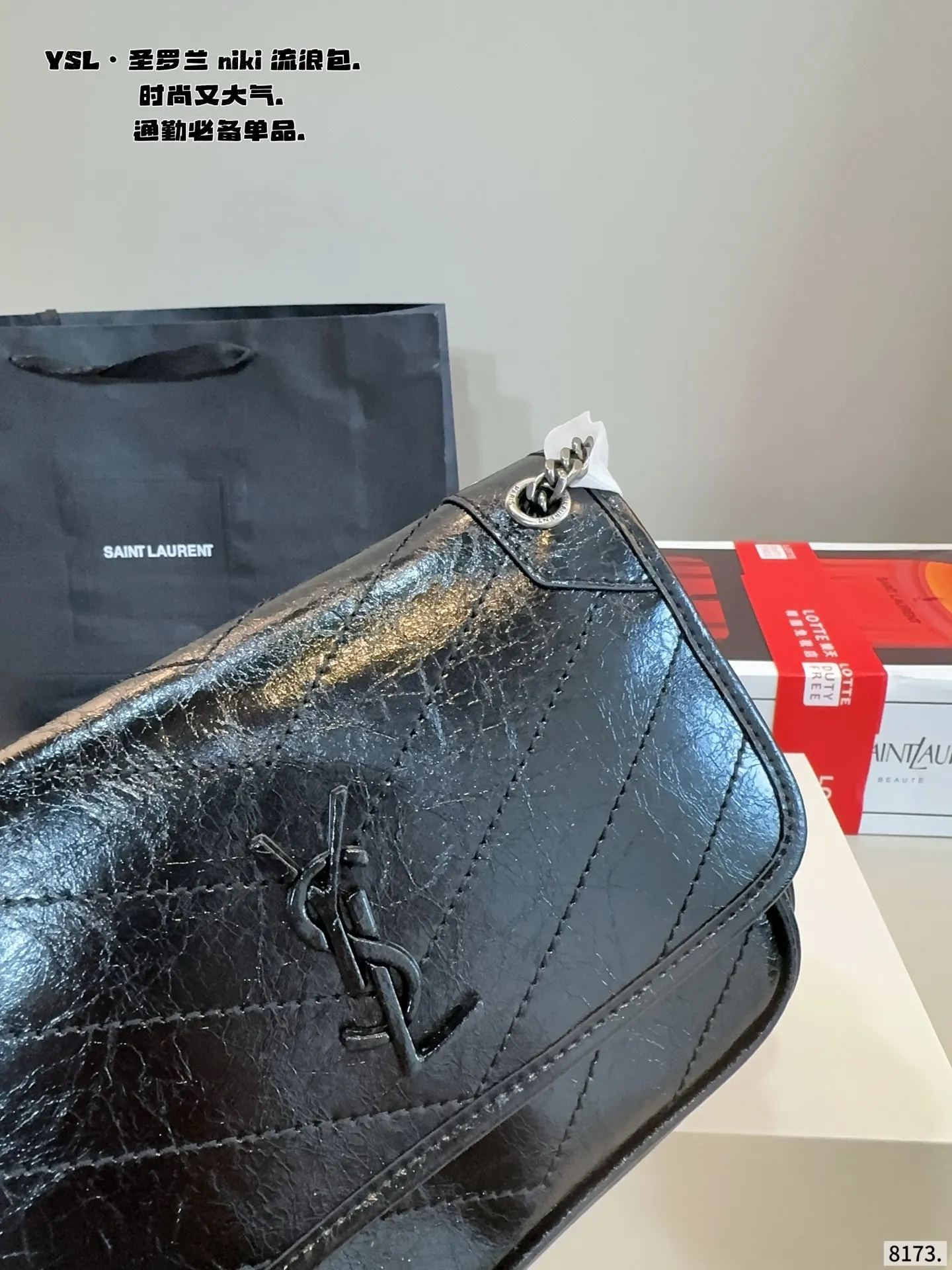 p200,p180.配礼盒🎁. 圣罗兰 niki 流浪包 专柜新款Ysl圣罗兰 早已成为明星/网红们最爱的这只 低调却超显高逼格气质 据说是ysl girl人手必备 优雅高贵的她成为潮流人士口中最爱的It Bag制造机 拥有无穷魅力 时尚感极强 柔软质感 黑色五金十分抢眼 单肩/斜挎百搭各种服饰 尺寸:28*9*21/22*7*17cm
