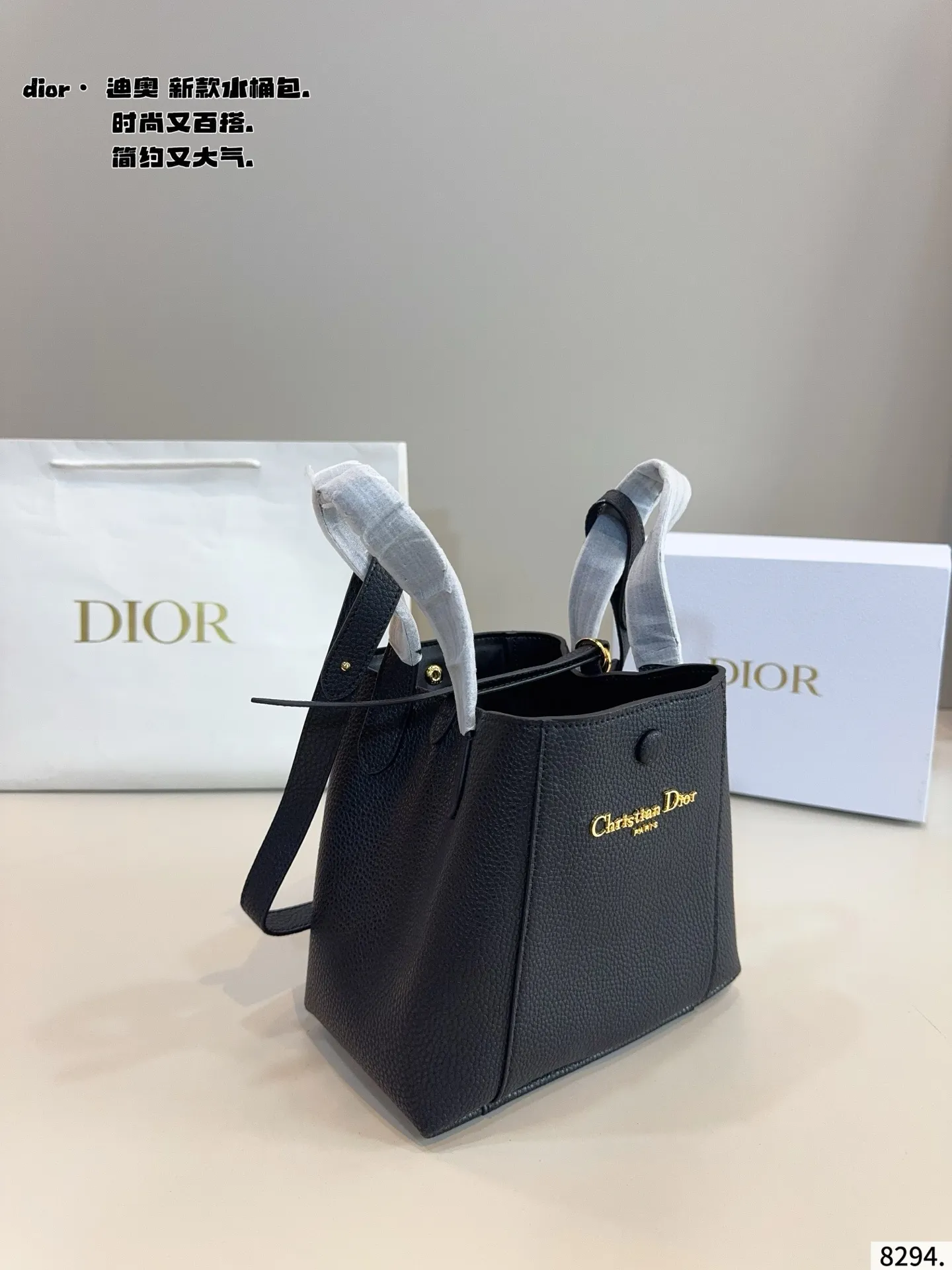 p180配礼盒🎁 D家 迪奥 是熱腾腾新款 水桶包. 又酷又甜的水桶包 出門随手一拎就很好看 老花蓝Dior新品真的太戳我拉 CEST DIOR出场就是王炸! 这个小水桶太太太有设计感拉 这种容量非常感人 一直焊死在身上的水桶尺寸：21*11*20cm