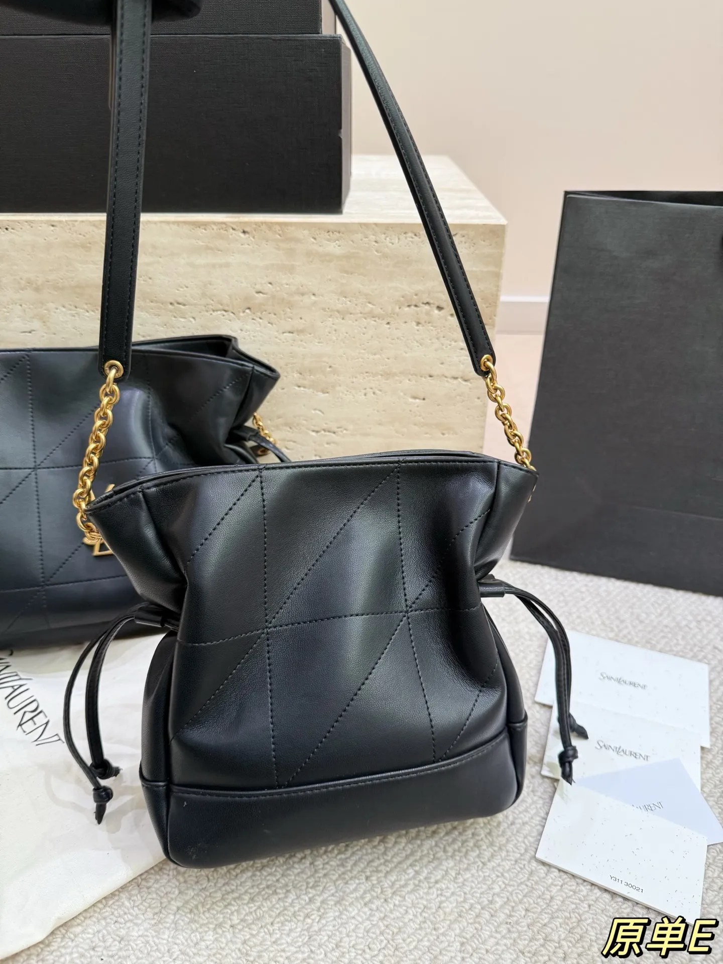 P185 P175 配盒 圣罗兰新品Jamie手袋，松弛有度的时尚，YSL新品Jamie手袋，手袋的精致设计，不仅能够完美收纳你的日常所需，更是一种生活态度的展现。松弛有度，既不失优雅，又充满个性。尺寸25.21 20.20