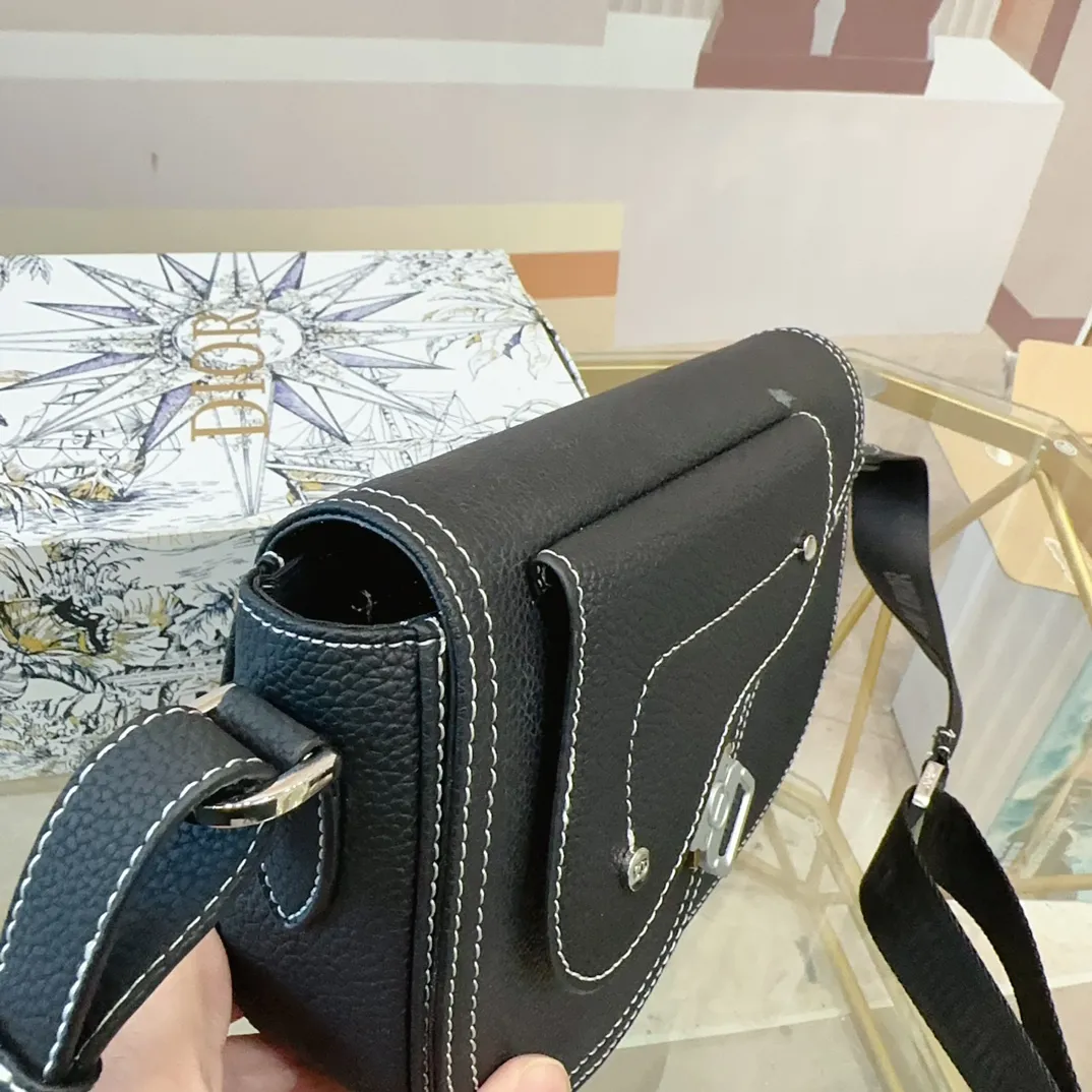 p180配礼盒🎁 Dior/迪奥 新款 男包系列的相机包实在帅la~ 简单有质感的设计对于日常即使不爱穿搭的男生都很友好 基础款搭配起来也能提升整体时髦度实用又很高级 尺寸 ：24*6*17cm