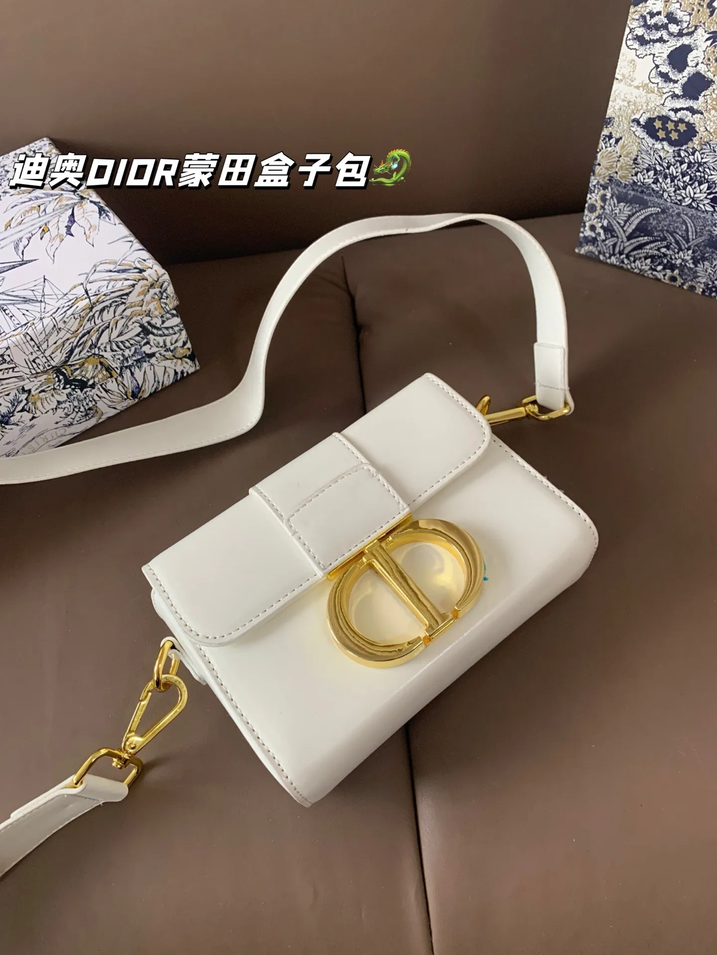 P105 配盒 💕💕迪奥DIOR，蒙田盒子包，翻盖包受年轻人喜爱 明星们也都在追捧✌🏻✌🏻全新版型精致又洋气 做工精致 超级厚实 结实耐用 手拿洋气 斜挎上身也超好看嘞😝 尺寸 18*13