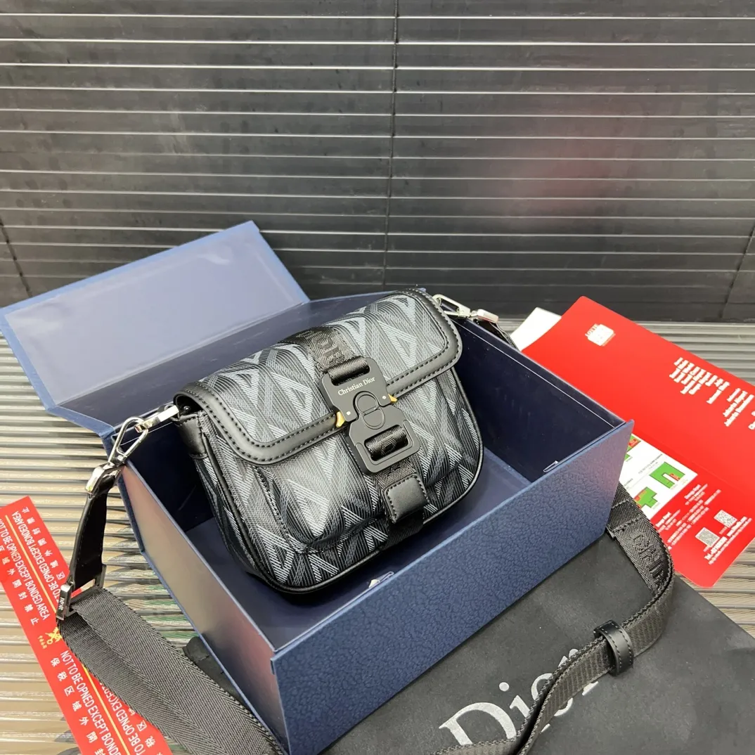 P145 DIOR 迪奥 Hit The Road 帆布拼光滑牛皮革 手拿单肩斜挎包 邮差 男包斜挎包男士翻盖单肩马鞍 男女通用 明星单品 采用精湛镶嵌细工，经典百搭 实物拍摄 原厂原版面料 配送防尘袋 11 x 20 cm。