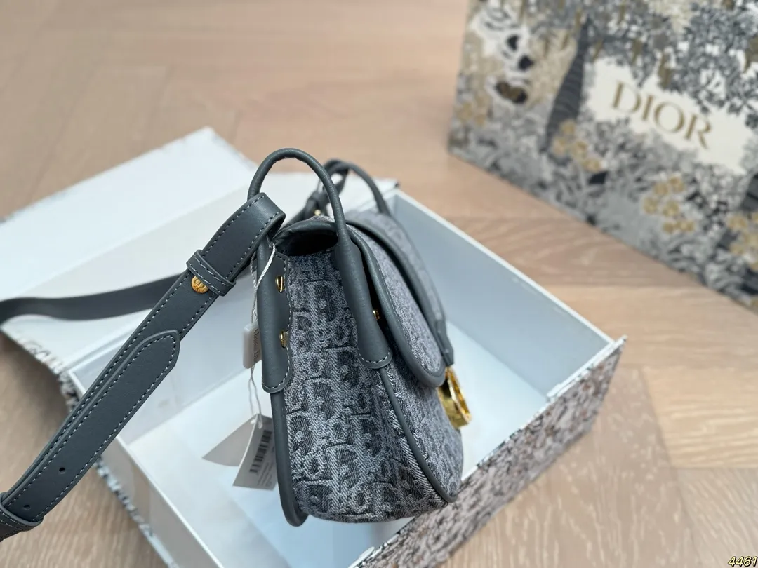黑色&yen;190灰色&yen;195折叠盒 迪奥DIOR马鞍包 包型太可爱了 容量非常可，日常通勤都没问题 可咸可甜 质感满分 工艺非常讲究 细节立体感拉满 尺寸24 16
