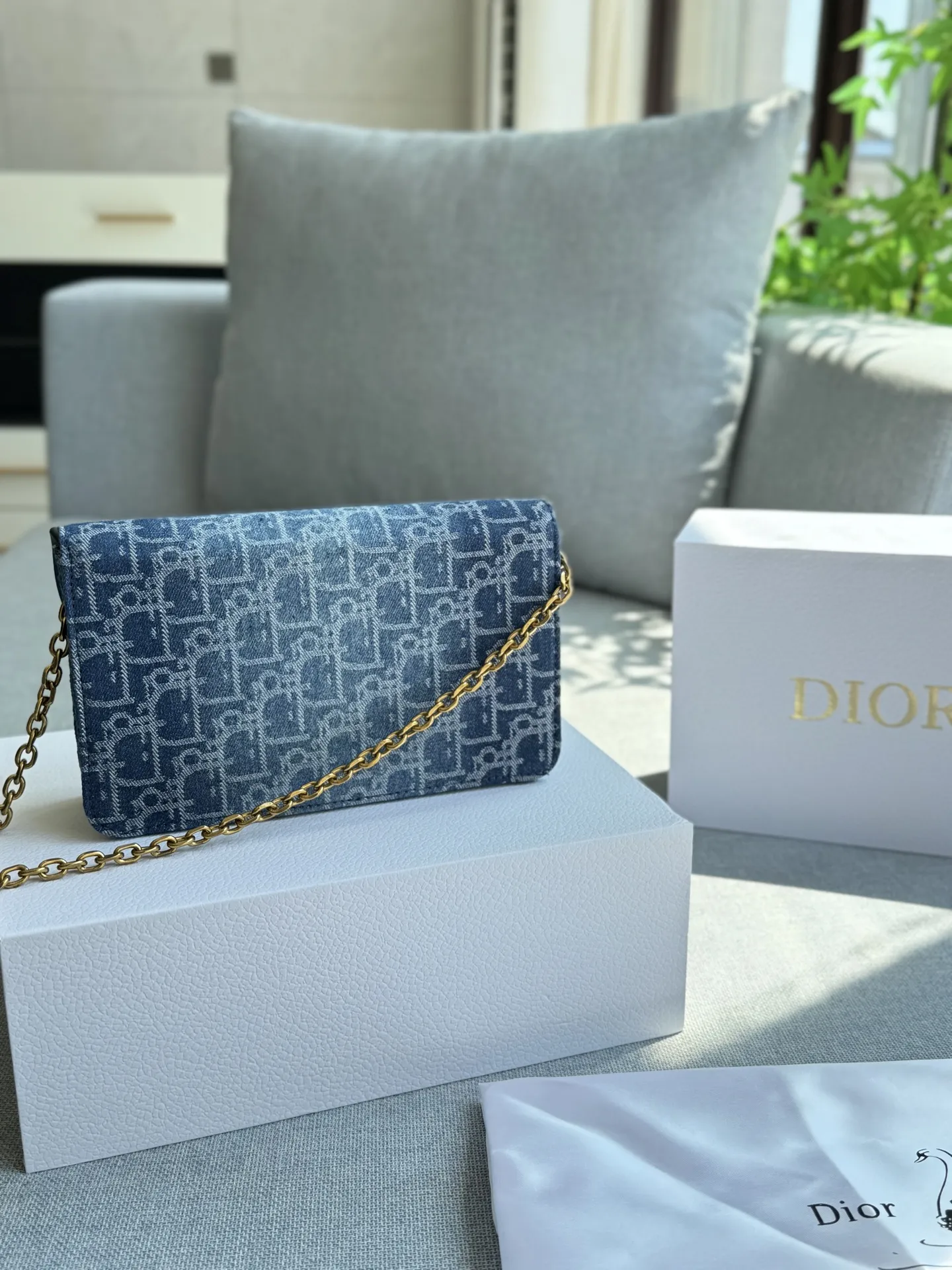 💰130 折叠盒 size:22×13 DIOR迪奥 Saddle 马鞍包 链条包 单肩包 复古精很致... 搭配古铜铜色质链条⛓️ 包身整体呈现为利落的方正廓形,点睛之笔在于那覆盖其上的弧形包盖——这正是对传奇马鞍造型的优雅诠释; 百变背法,随心切换