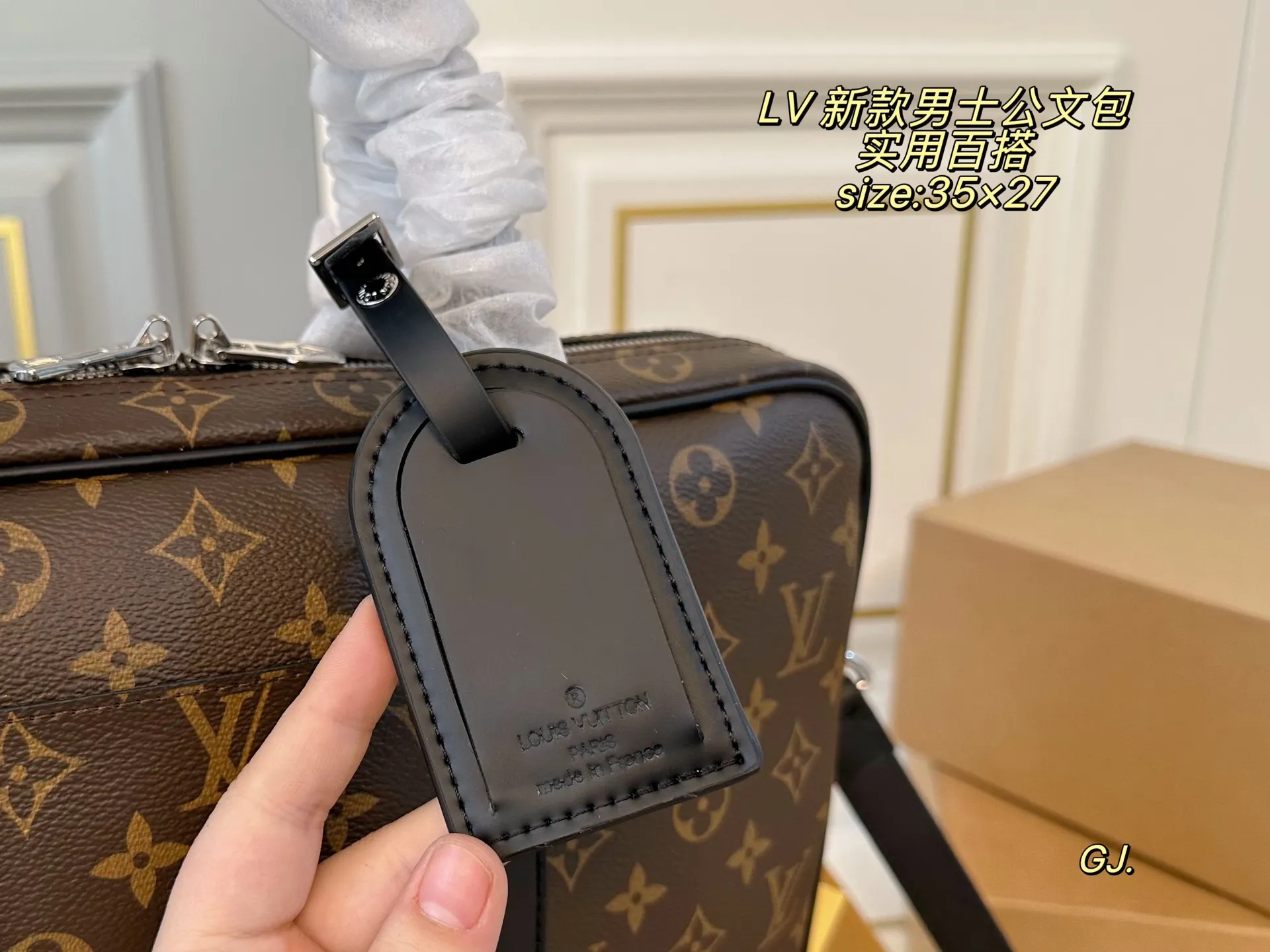 P170(无盒) size:35×27 LV 路易威登新款男包公文包❤️ 空间超可,🉑️容纳13寸笔记本 🉑️拆卸并可调节的肩带舒适肩背 实用又精致,各种场合都适合❗️
