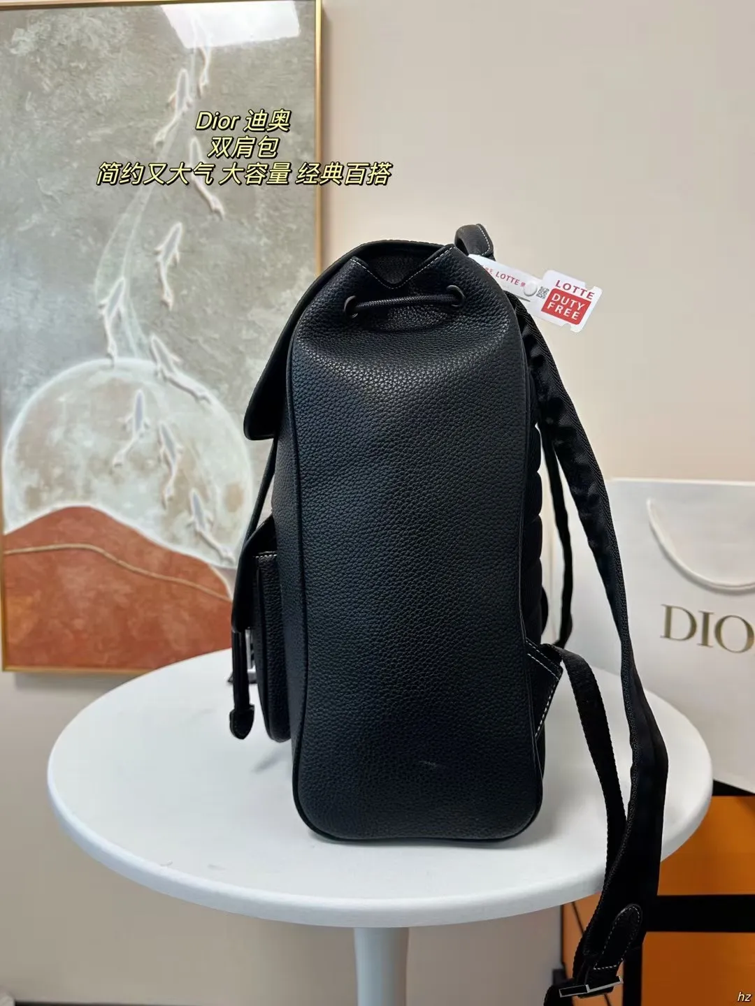 P185 Dior 迪奥 双肩包 这款马鞍双肩背包是二零二四秋季男装系列新品,采用时尚的原创设计,突显马鞍风格。黑色粒面牛皮革搭配对比鲜明的缉面线,正面饰以Dior标志。空间宽敞,设有一个隔层,可收纳各种日常用品,正面马鞍翻盖,可收纳钱包、钥匙、耳机或手机,便于轻松取用。实用百搭,是各式造型的点睛之笔。 尺寸:28*42CM