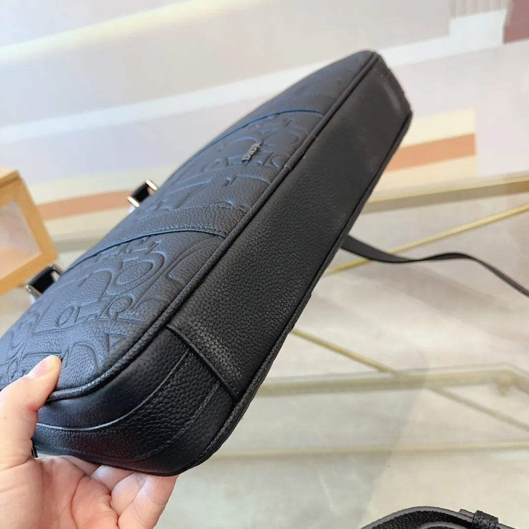 P250 迪奥男士公文包 实用性强 细节做工精致 高端大气上档次 休闲大方 尺寸:37 28