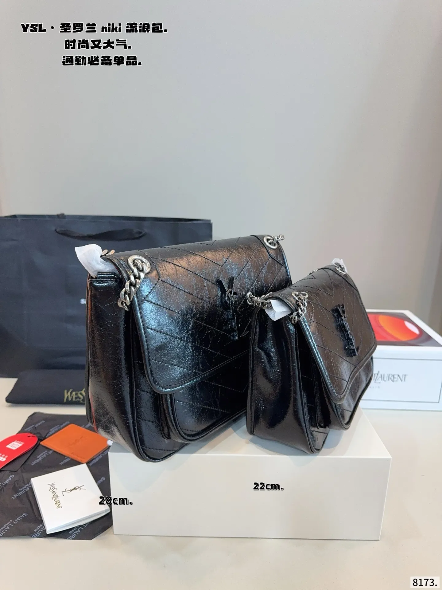 p200,p180.配礼盒🎁. 圣罗兰 niki 流浪包 专柜新款Ysl圣罗兰 早已成为明星/网红们最爱的这只 低调却超显高逼格气质 据说是ysl girl人手必备 优雅高贵的她成为潮流人士口中最爱的It Bag制造机 拥有无穷魅力 时尚感极强 柔软质感 黑色五金十分抢眼 单肩/斜挎百搭各种服饰 尺寸:28*9*21/22*7*17cm