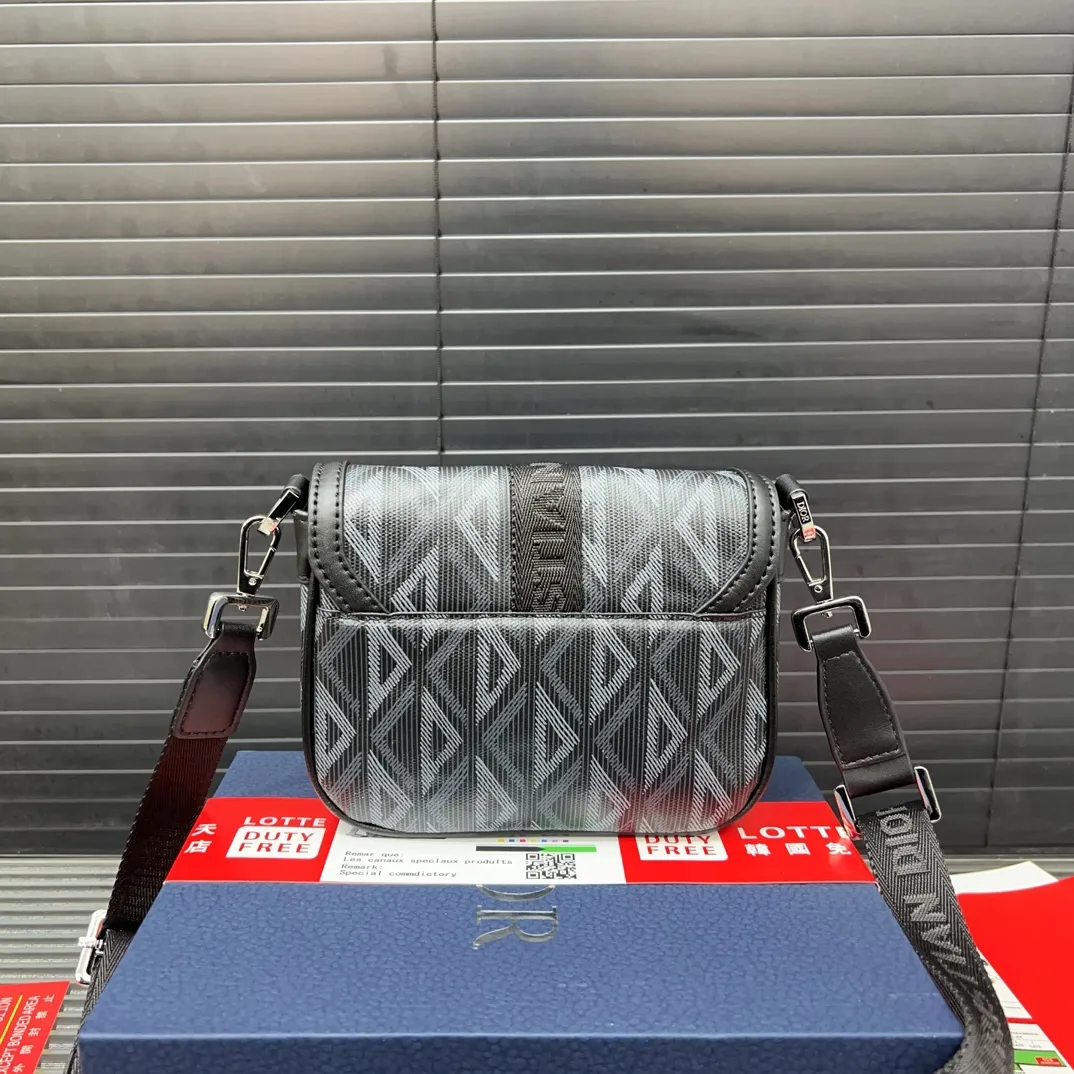P145 DIOR 迪奥 Hit The Road 帆布拼光滑牛皮革 手拿单肩斜挎包 邮差 男包斜挎包男士翻盖单肩马鞍 男女通用 明星单品 采用精湛镶嵌细工,经典百搭 实物拍摄 原厂原版面料 配送防尘袋 11 x 20 cm。
