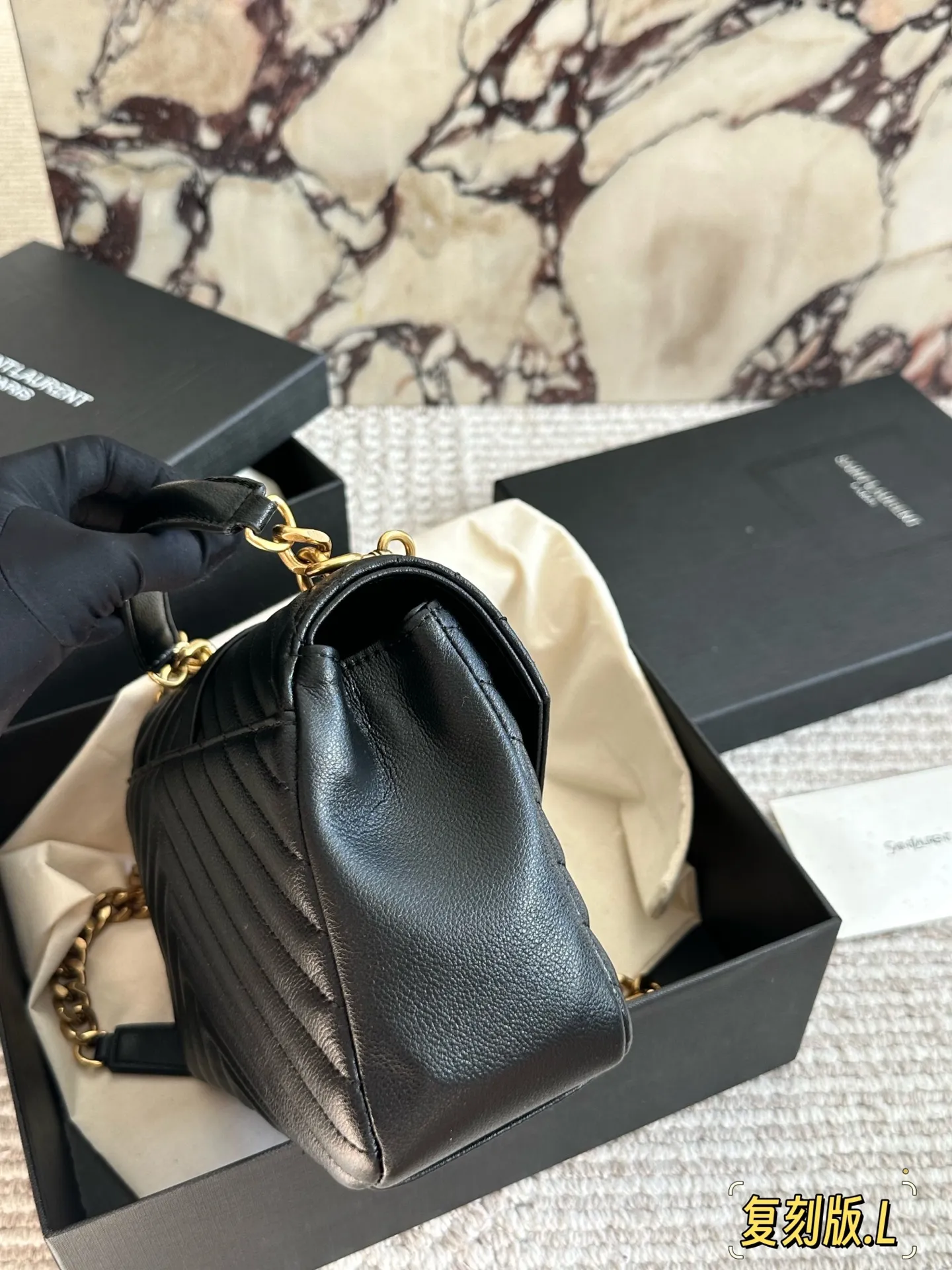 原版品质 p180。 礼盒包装 🅰 YSL 圣罗兰V格 邮差包牛皮 &hearts;SLP 西班牙进口原版皮！邮差包 原版粗旷鎏金链条 标签S*int Laurent 链条包，圣罗兰（ysl）专柜永恒经典同步款，来自最新一季的绝妙设计，包身廓形类似邮差，经典的monogram logo点缀，超大容量， 五金更是特别，！工序非常复杂，给你们不一样的视觉效果！尺寸：25 18cm