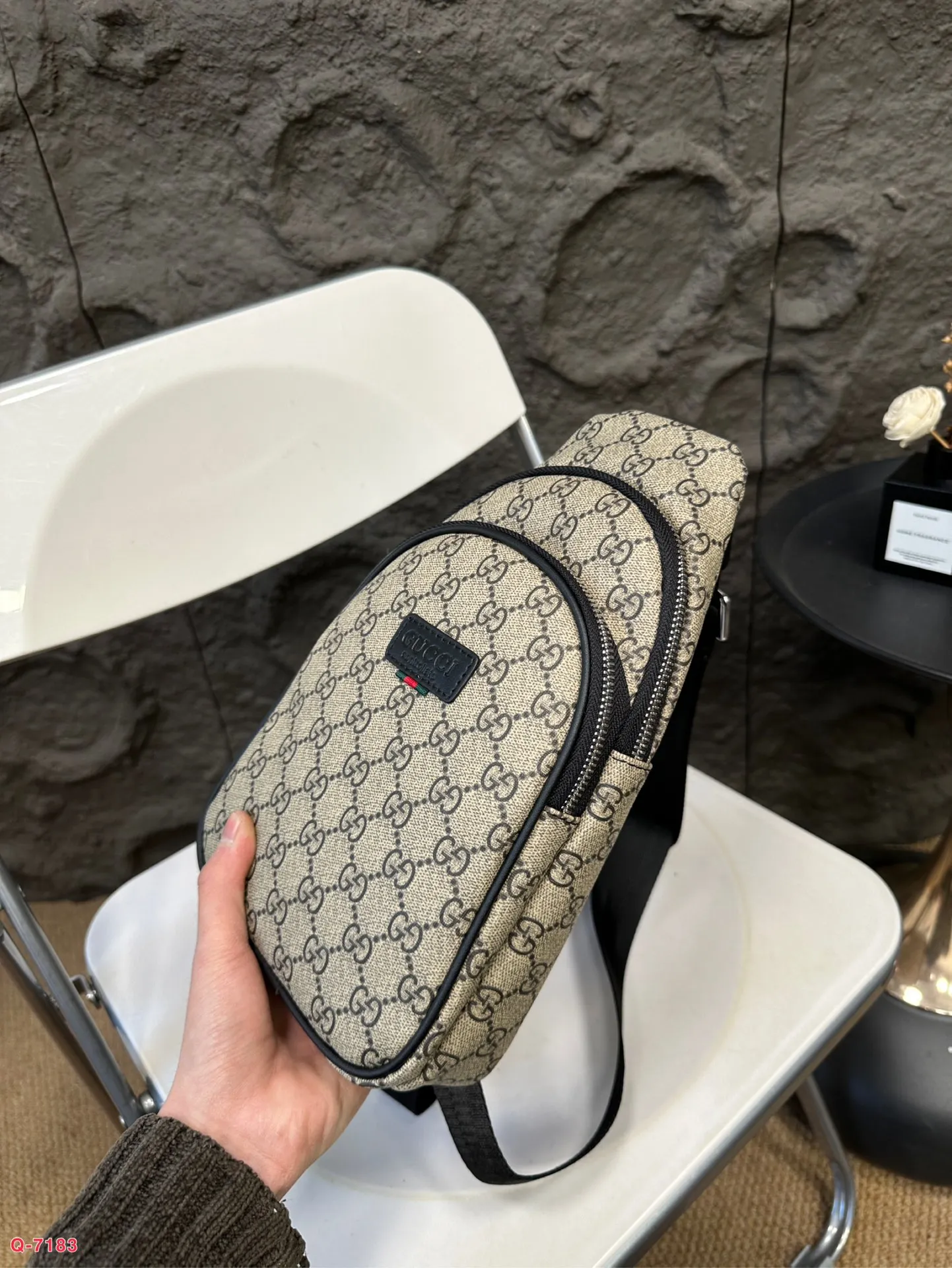 💰80 酷奇达胸包斜挎单肩包 采用精湛镶嵌细工 实物拍摄 原厂原版面料 尺寸:16.27cm