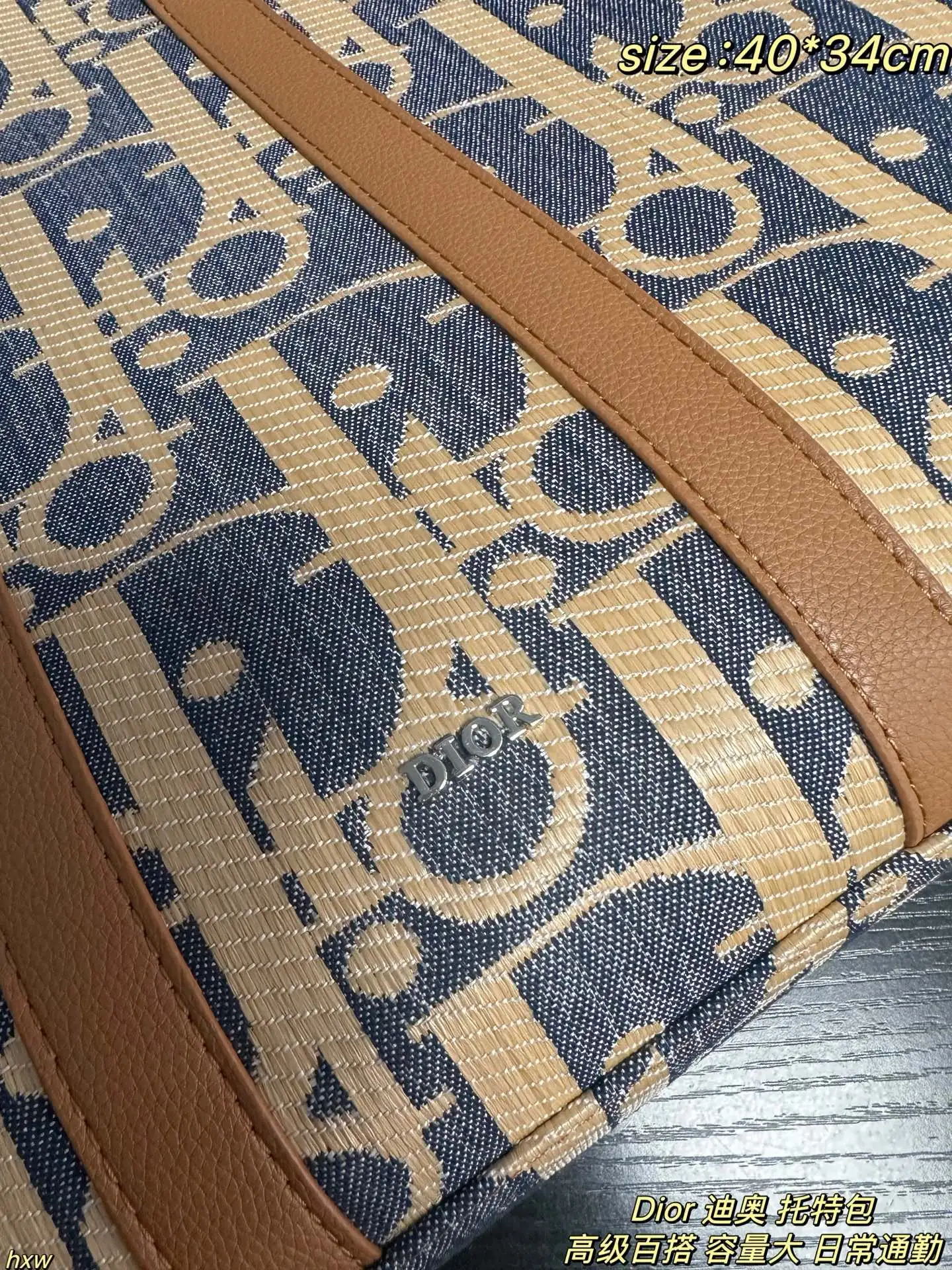 P175 Dior 迪奥 托特包 它延续了Dior经典的老花帆布设计，复古又时尚，满满的高级感。老花图案搭配精致刺绣，每一处细节都彰显着品牌的匠心独运，背上它，你就是街头最靓的仔！而且这个包型简约又大气，手提或者肩背都超有范儿，无论是通勤、约会还是出游，都能轻松hold住场面~ 尺寸：40*34cm