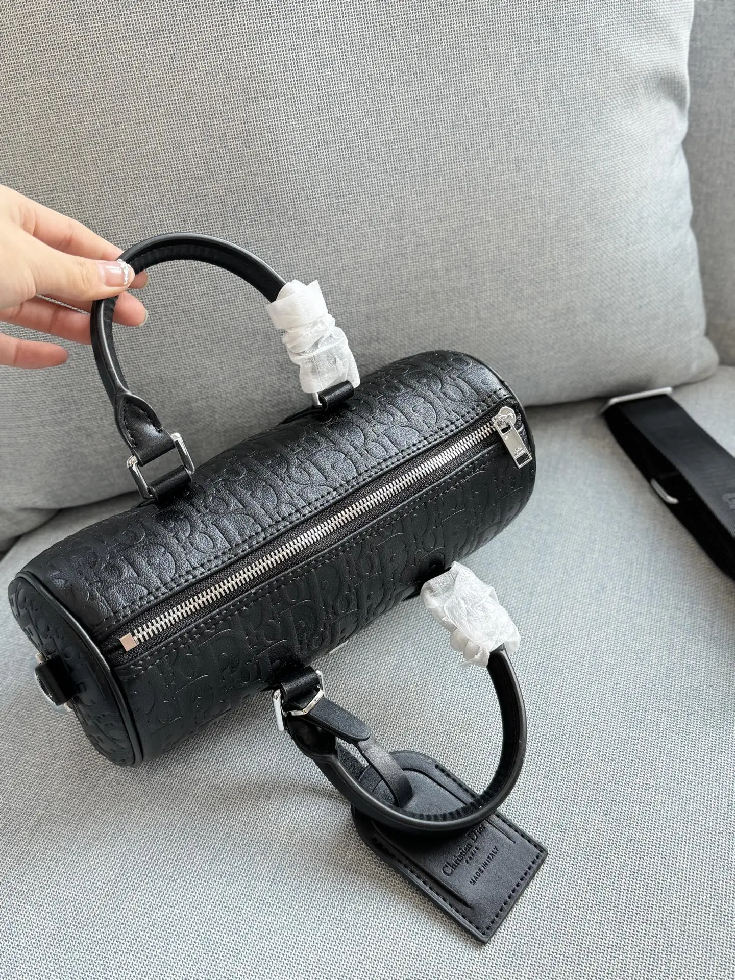 💰130 size:25×14 DIOR迪奥 波士顿包 枕头包单肩包 采用高品质小牛皮,哑光质感+经典压纹,低调又高级。包型简约,手提斜挎都 OK,配可拆卸肩带,灵活百搭!