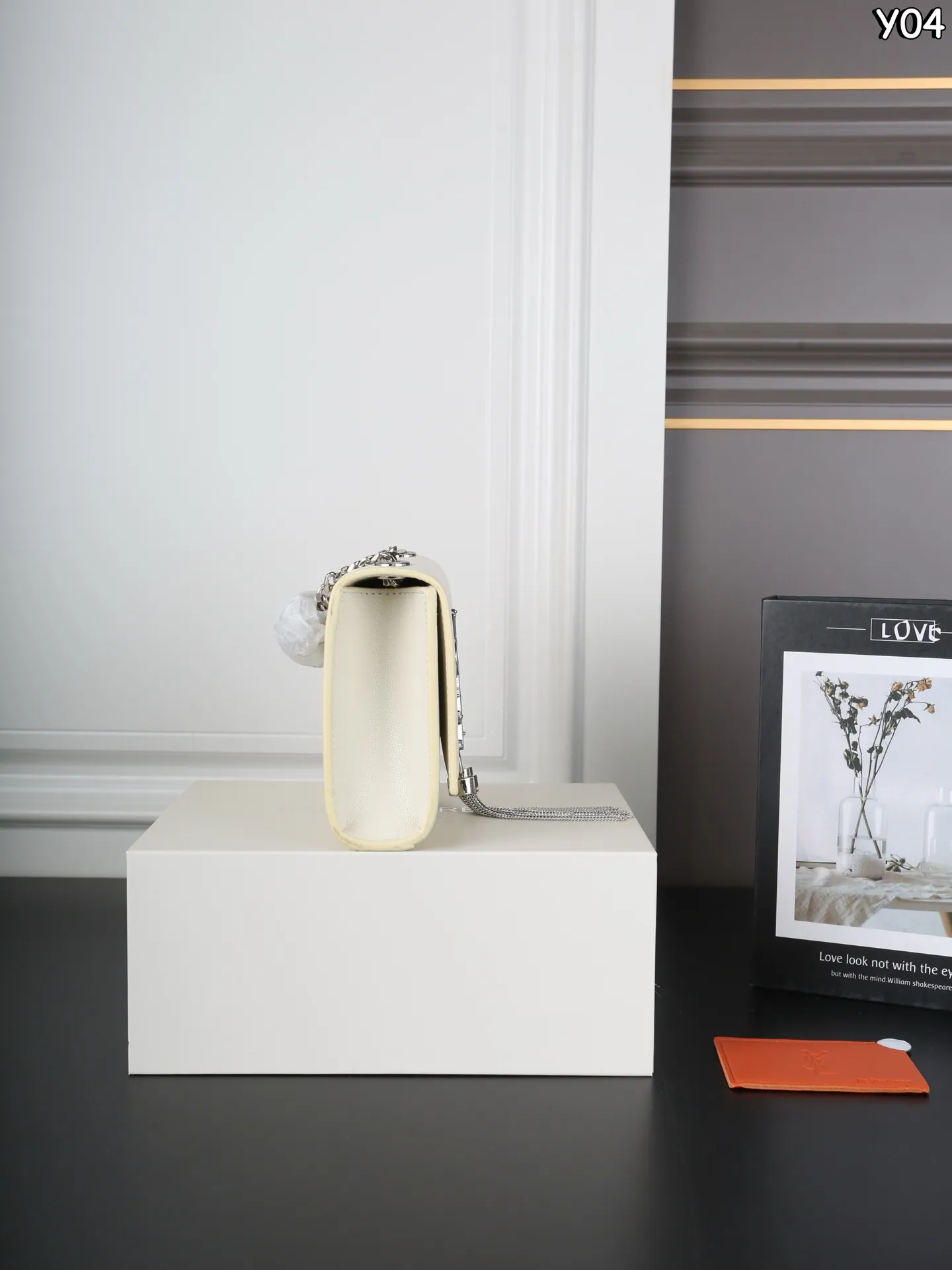 P160 全套礼盒 圣罗兰 YSL KATE 鱼子酱 流苏包链条单肩斜挎包 流苏超复古 满满的高级感 特别是流苏的材质，简直不要太好了！很有沉度的 经典流苏Kate也太🉑了吧‼️ 粒面牛皮耐磨耐用，链条可随意调节变换背法，既可斜背又可腋下，更是完美晚宴包！ 尺寸：20&times;13