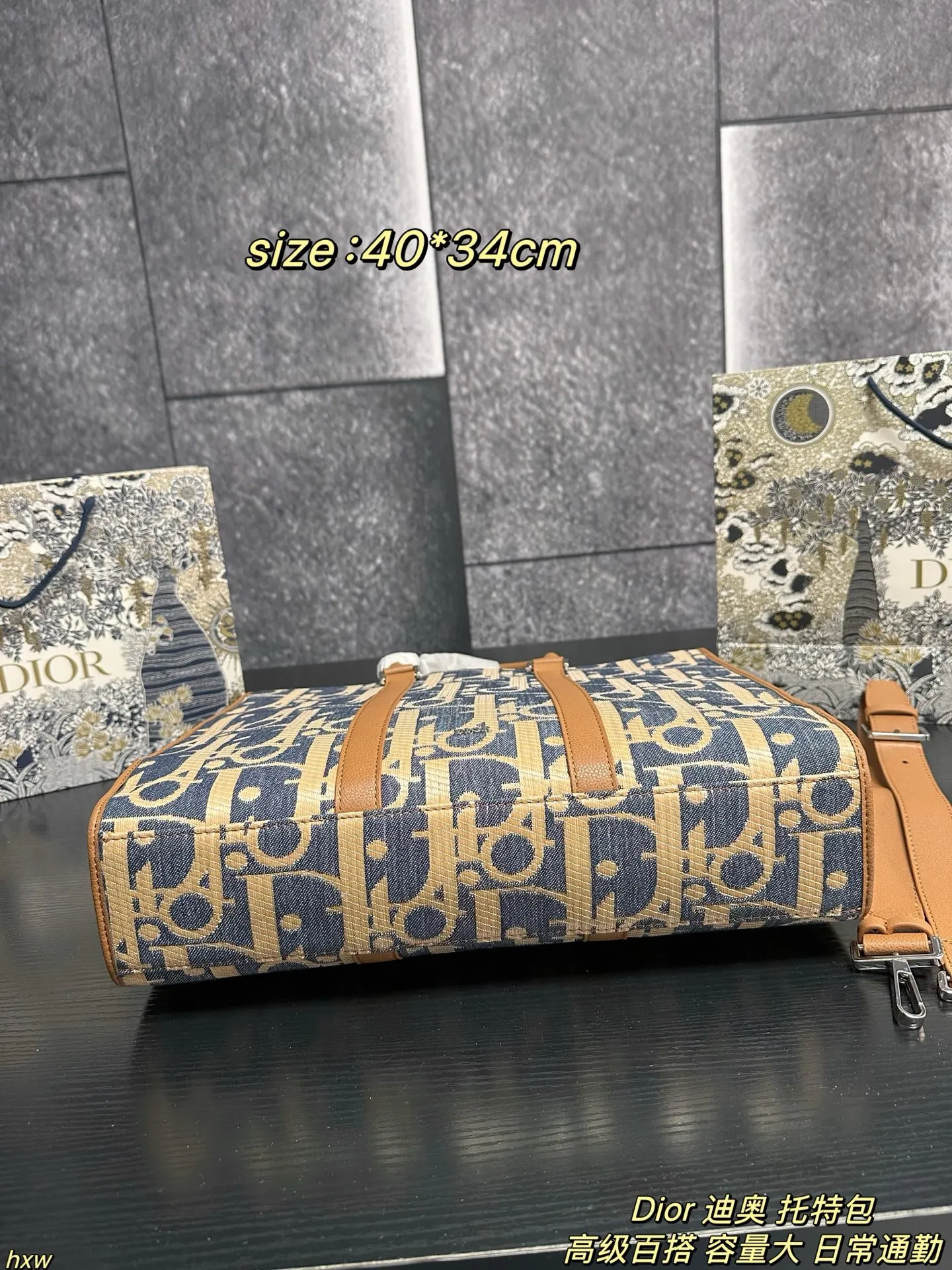 P175 Dior 迪奥 托特包 它延续了Dior经典的老花帆布设计,复古又时尚,满满的高级感。老花图案搭配精致刺绣,每一处细节都彰显着品牌的匠心独运,背上它,你就是街头最靓的仔!而且这个包型简约又大气,手提或者肩背都超有范儿,无论是通勤、约会还是出游,都能轻松hold住场面~ 尺寸:40*34cm