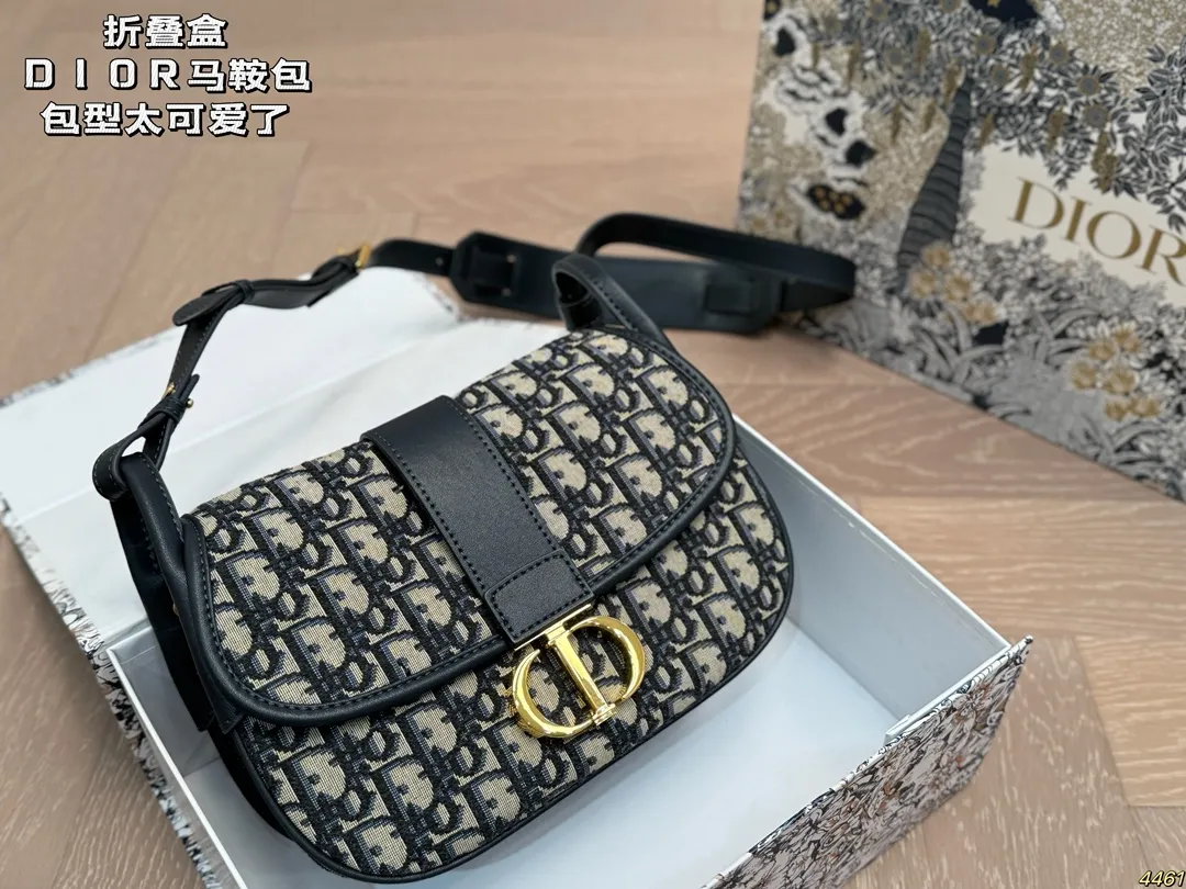 黑色¥190灰色¥195折叠盒 迪奥DIOR马鞍包 包型太可爱了 容量非常可,日常通勤都没问题 可咸可甜 质感满分 工艺非常讲究 细节立体感拉满 尺寸24 16