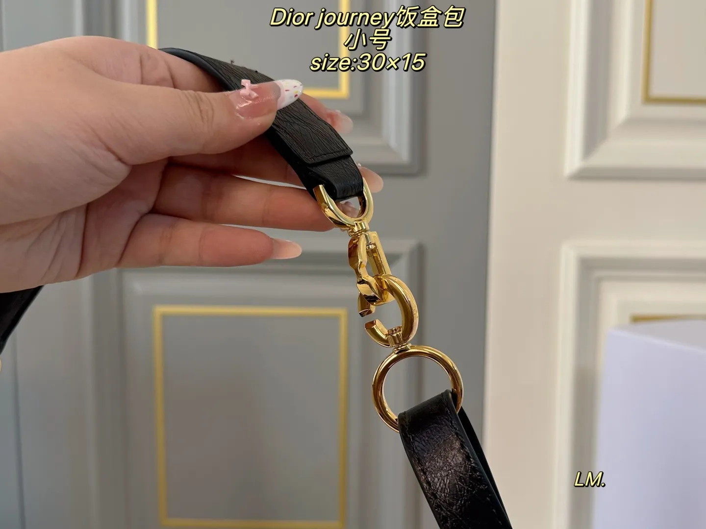 P240 小号（折叠盒） size：30&times;15 DIOR迪奥新款journey饭盒包💕 自带松弛感的hobo包 慵懒随性 可调节肩带，随意变换多钟背法 质感无敌，手感软糯 时尚百搭‼️