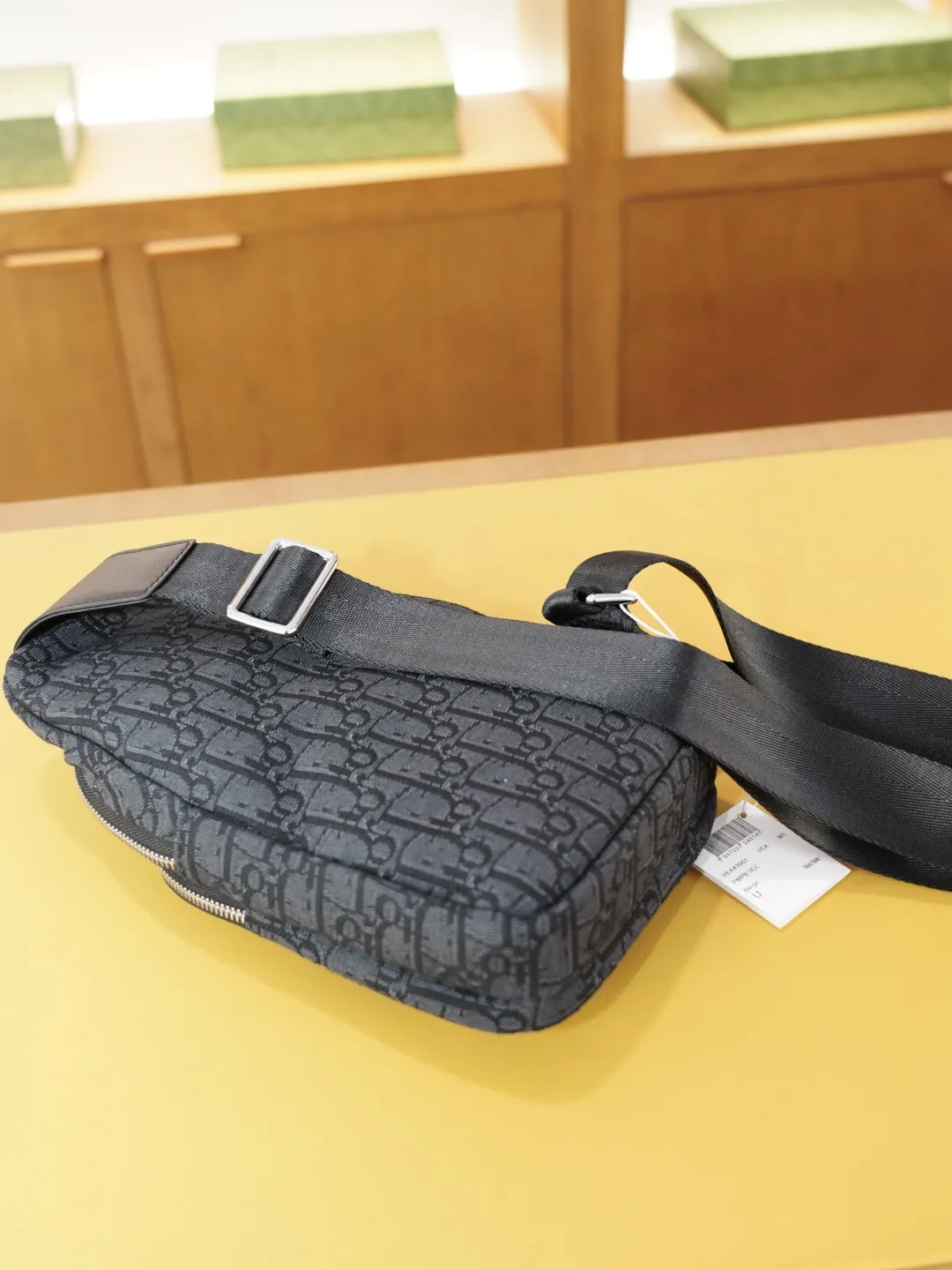 P80 🇫🇷 迪奥 官网同步 高版本 胸包 永恒不过时的标志性产品 纯原单布料 顶级五金制作 非市面普通版本 今年Dior最爱的款式 全部实拍 实用性非常高 完全不用担心穿搭【规格：17x29x5】