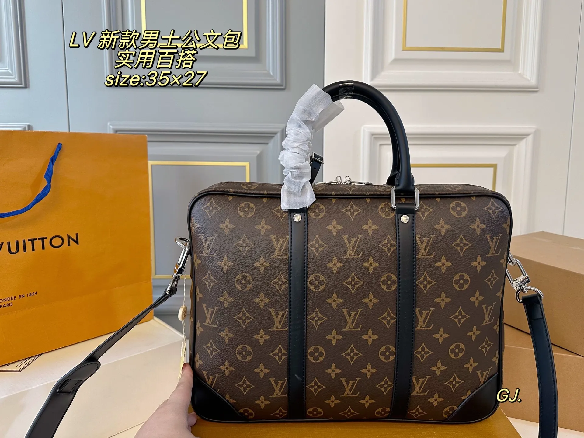 P170(无盒) size:35×27 LV 路易威登新款男包公文包❤️ 空间超可,🉑️容纳13寸笔记本 🉑️拆卸并可调节的肩带舒适肩背 实用又精致,各种场合都适合❗️