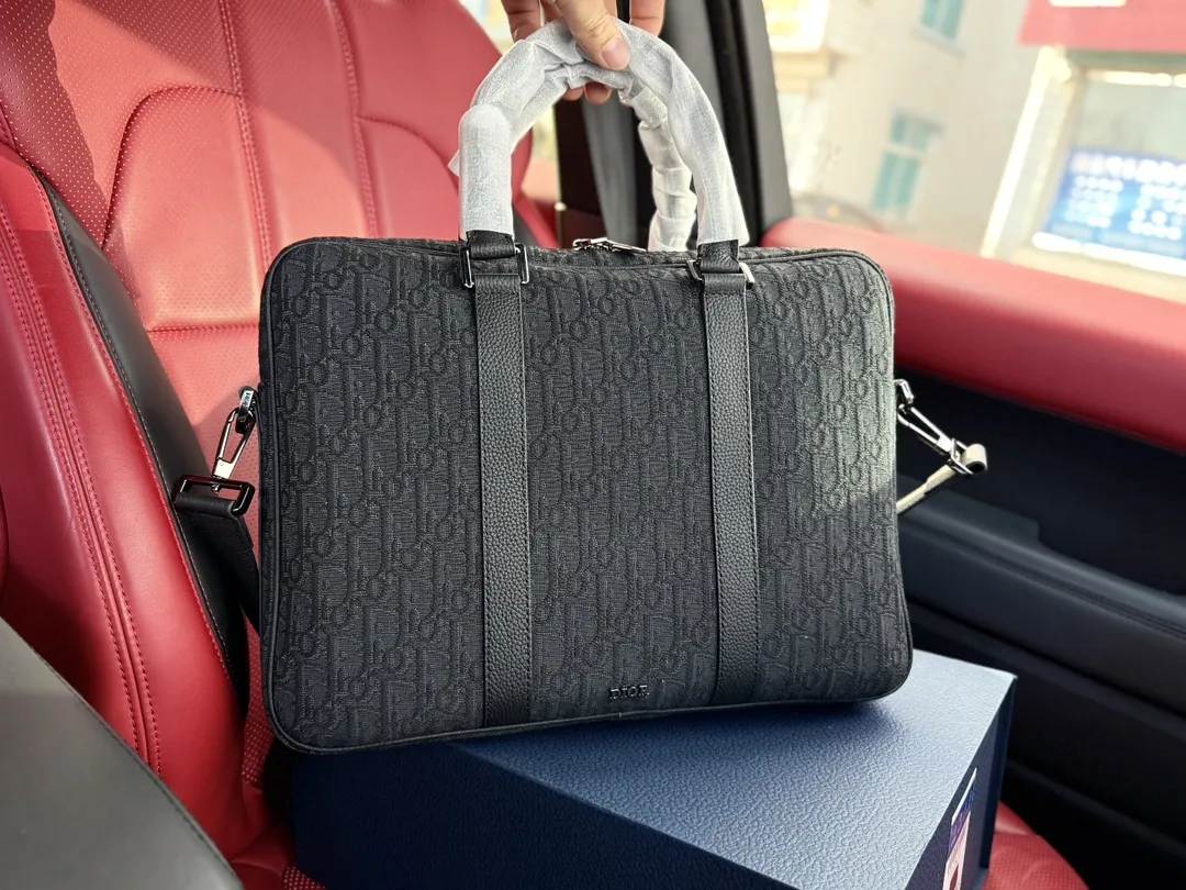 p245 牛皮版 📷高端货‼️ 新款 “ DIOR ”迪奥公文包💼 DIOR迪奥 OBLIQUE 印花Logo拆卸的皮革肩带 棉 单肩斜挎手提公文包 dior迪奥牛皮公文包 男款 黑色进口原厂面料🐂高清五金logo标志、专用里内里。顺滑拉链、油边平滑、做工精致每个细节到位!男人必备款。规格:38x28x6cm 配折叠礼盒🎁