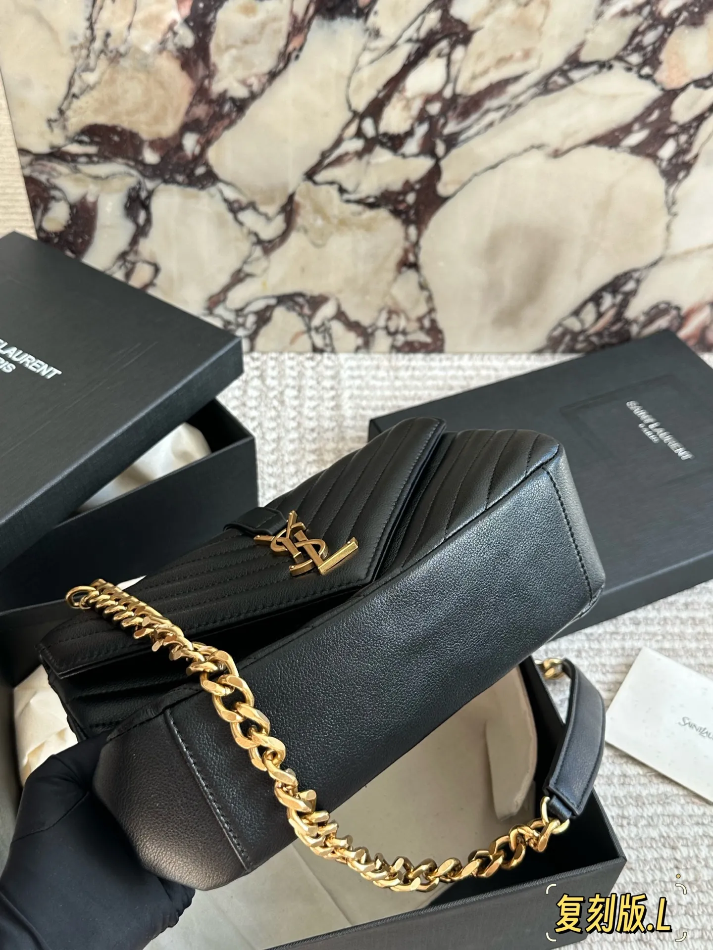 原版品质 p180。 礼盒包装 🅰 YSL 圣罗兰V格 邮差包牛皮 ♥SLP 西班牙进口原版皮!邮差包 原版粗旷鎏金链条 标签S*int Laurent 链条包,圣罗兰(ysl)专柜永恒经典同步款,来自最新一季的绝妙设计,包身廓形类似邮差,经典的monogram logo点缀,超大容量, 五金更是特别,!工序非常复杂,给你们不一样的视觉效果!尺寸:25 18cm